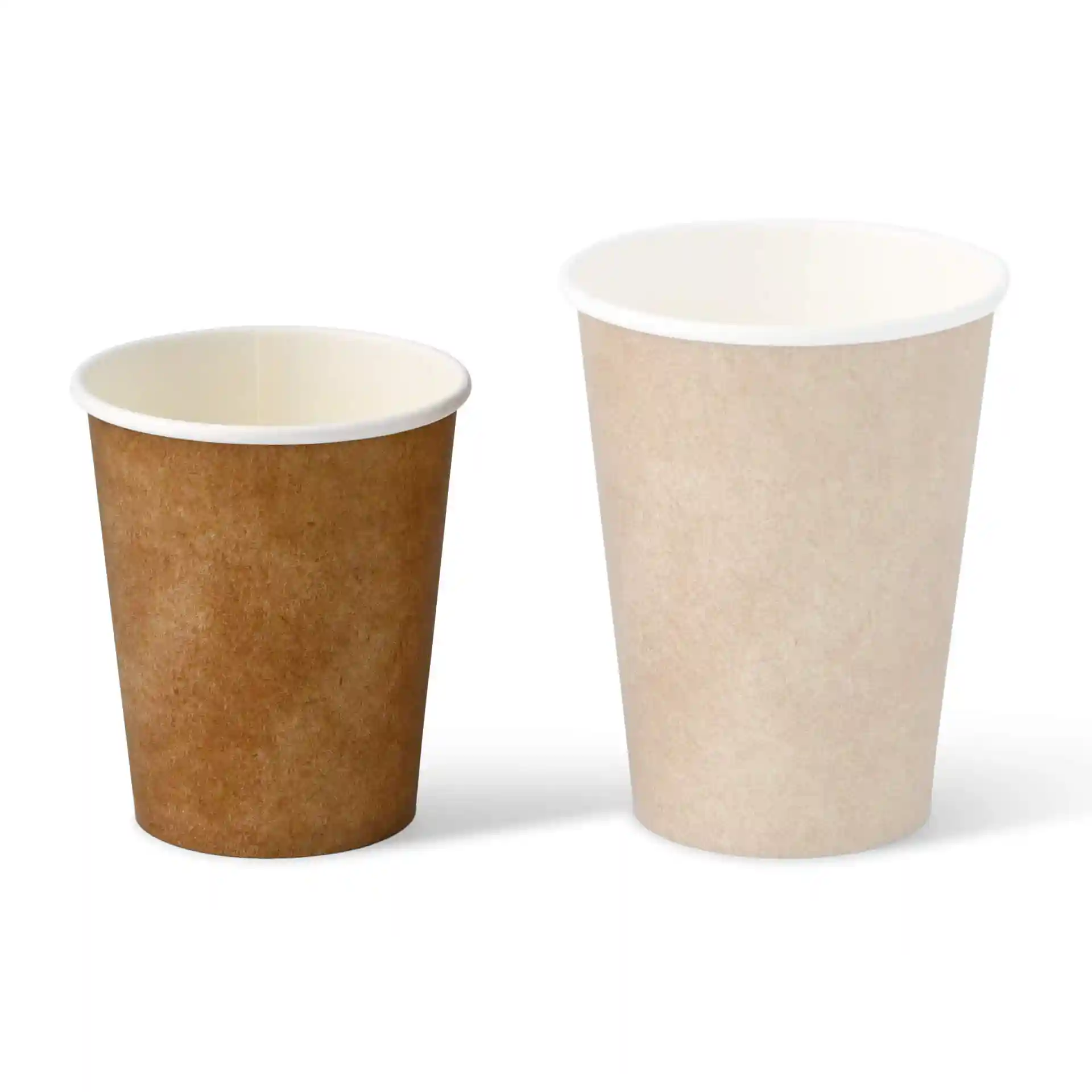 Afbeelding van twee papieren bekers: één bruin en één beige, beide met witte binnenkant, naast elkaar weergegeven.