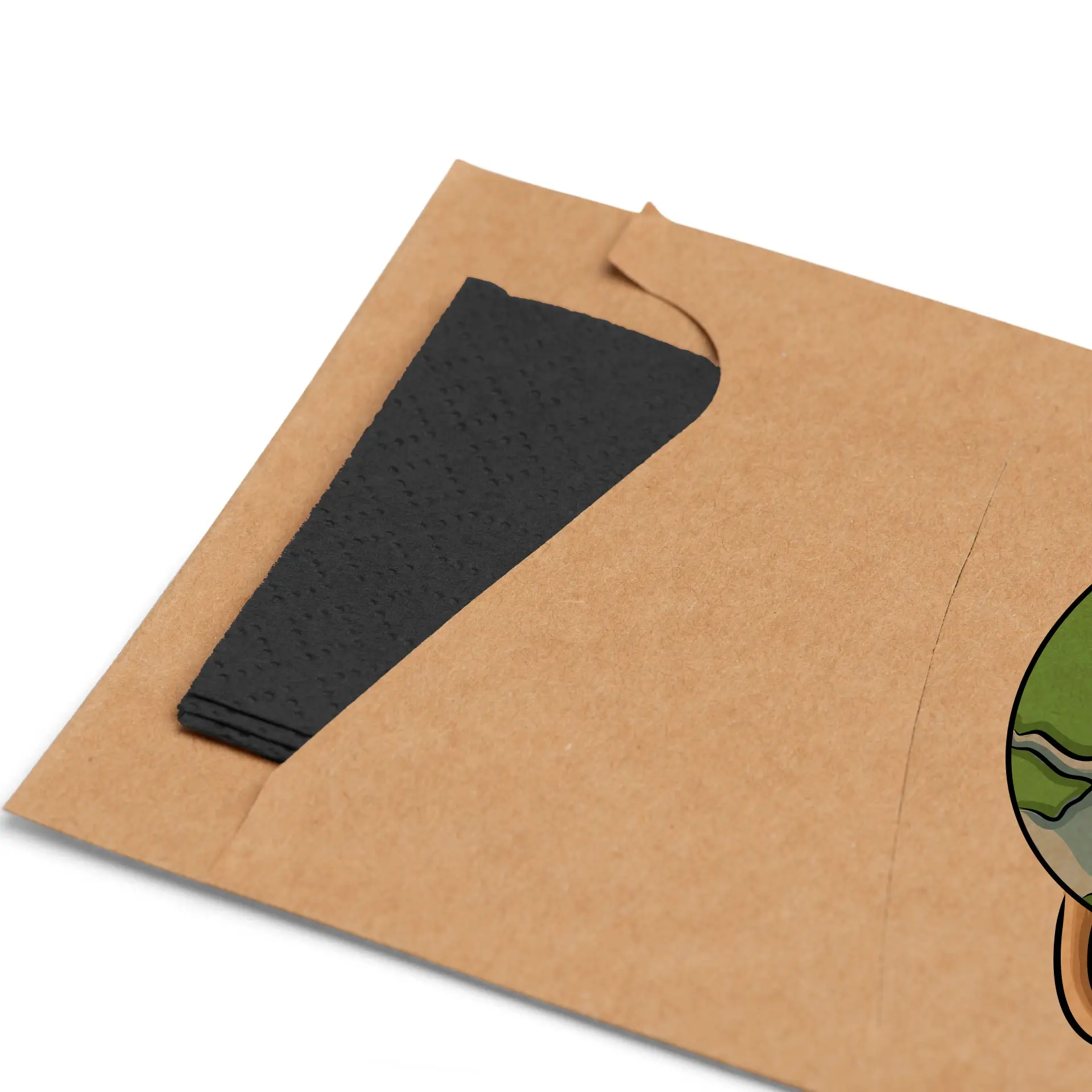 Bruine kraft bestekhoes met geïntegreerd zwart servet, met zichtbaar hoekvouw.