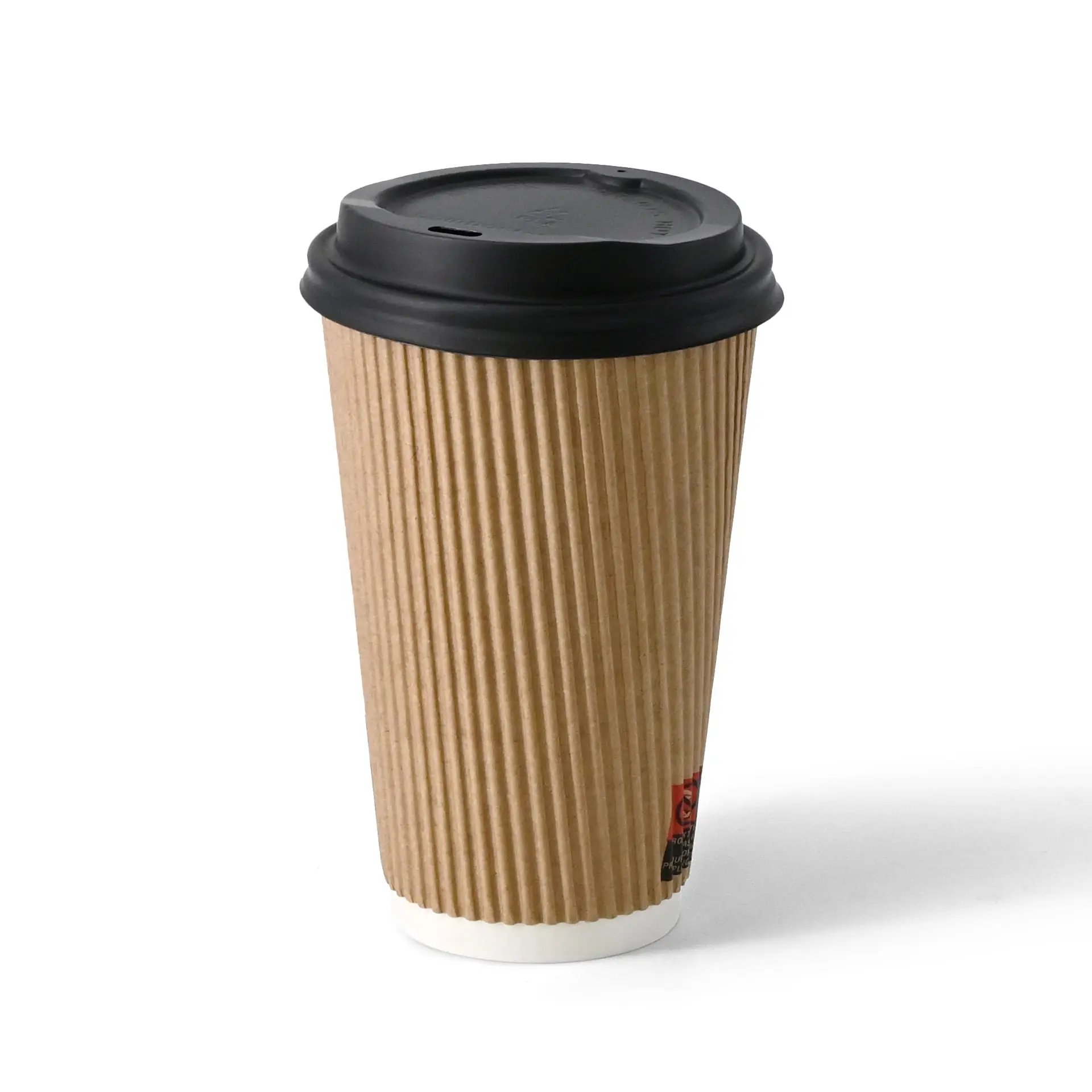 Bruine geribbelde drinkbeker met zwarte deksel, 16 oz formaat, witte binnenkant en een hoogte van 135 mm.