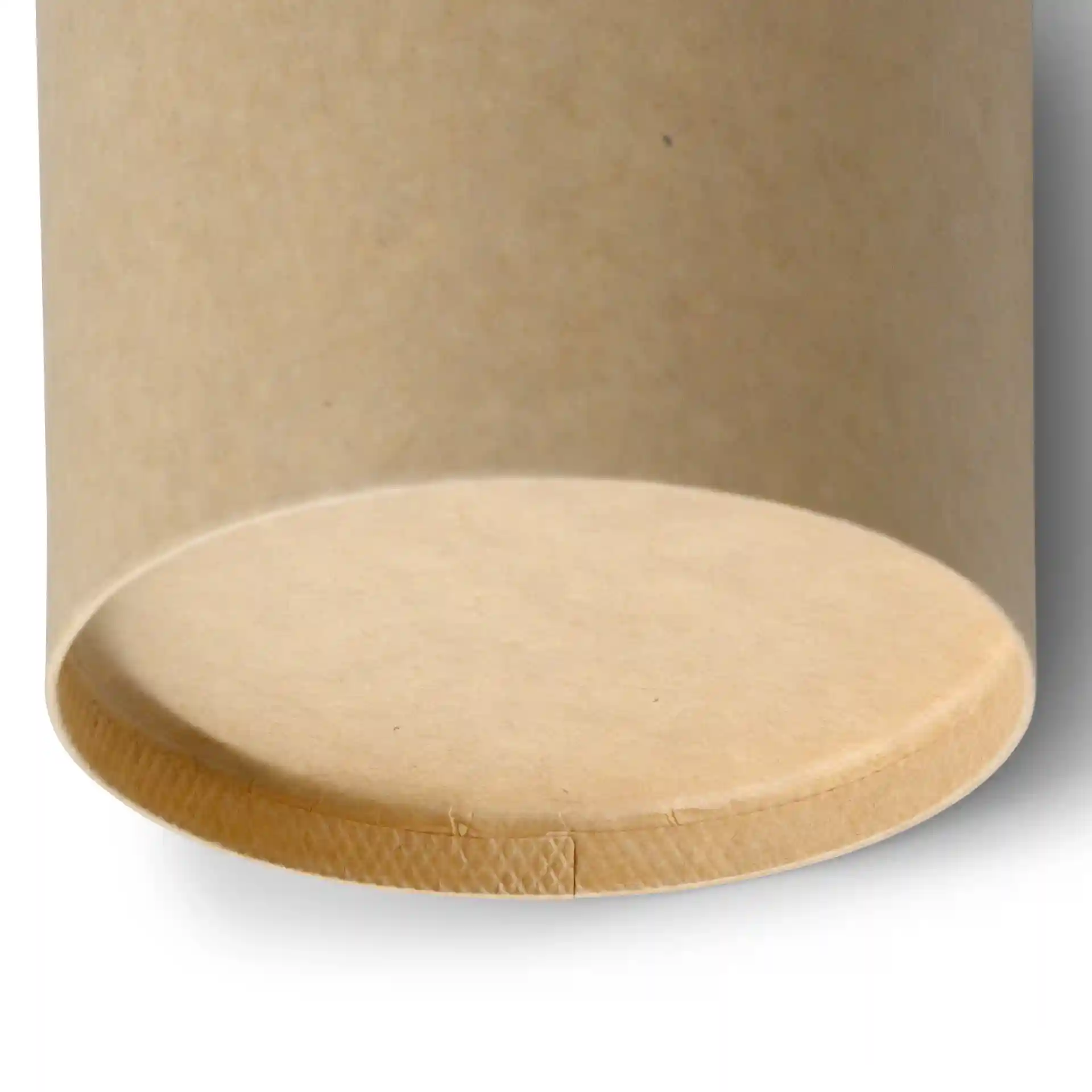 Bruine kartonnen soepbeker met een ronde vorm en een bodemdiameter van 93 mm, toont de onderrand en coatingdetails.