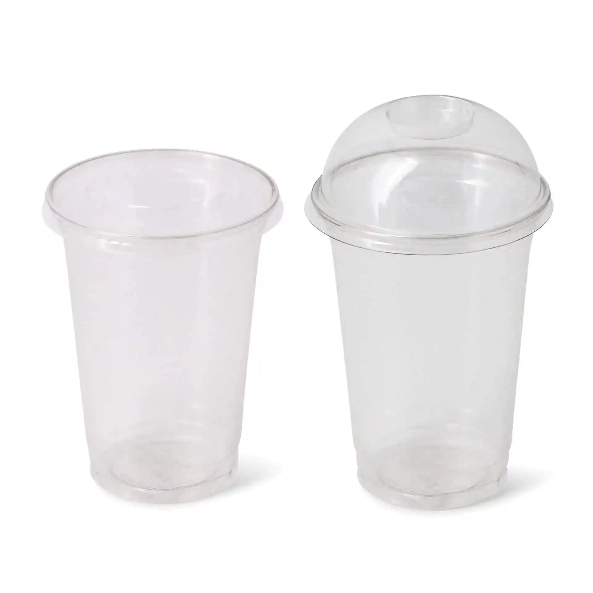 Afbeelding van twee transparante 16 oz rPET bekers, één met een dome deksel en een gat, en één zonder deksel.