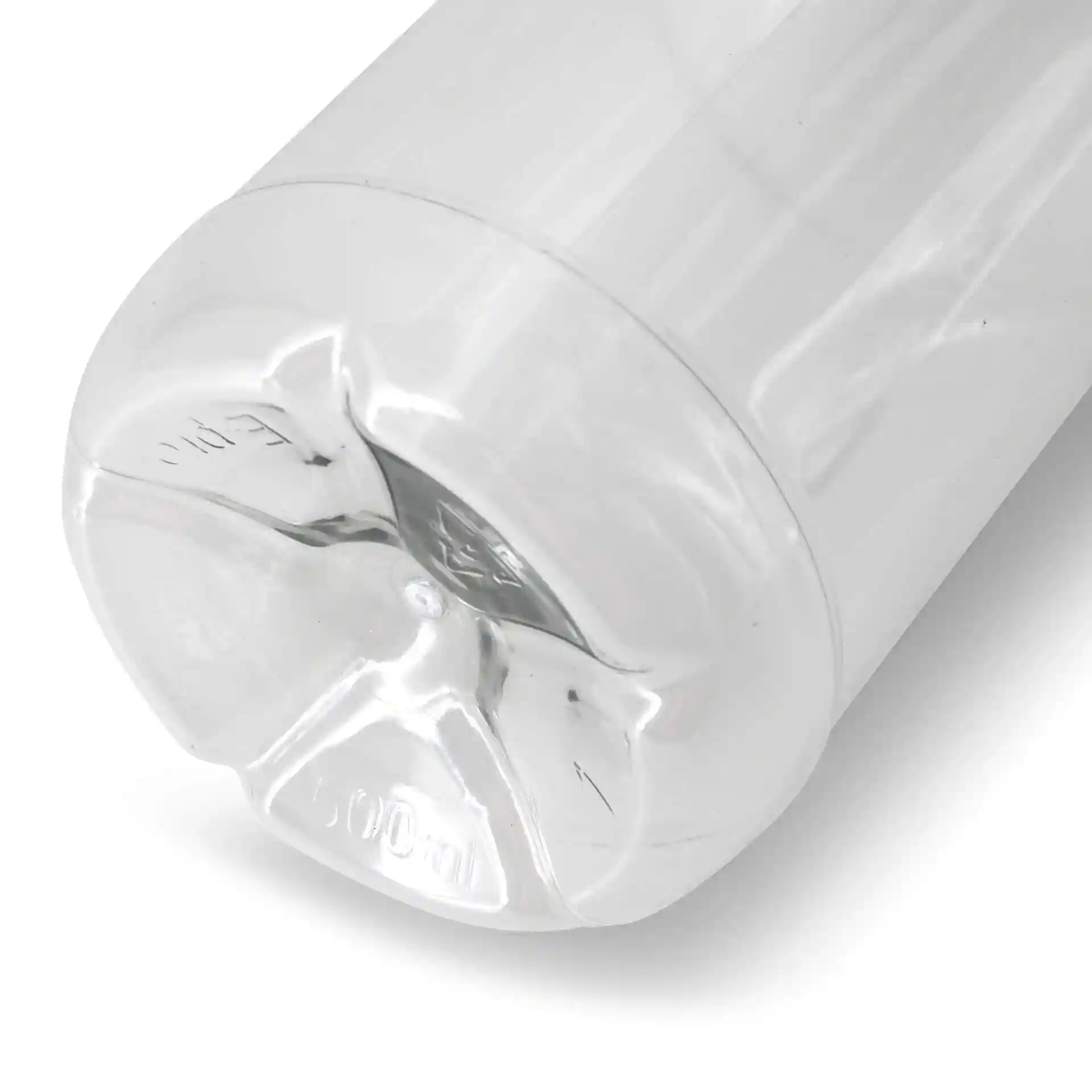 Heldere rPET-fles met een zwarte deksel, toont de bodem met een capaciteit van 500 ml.