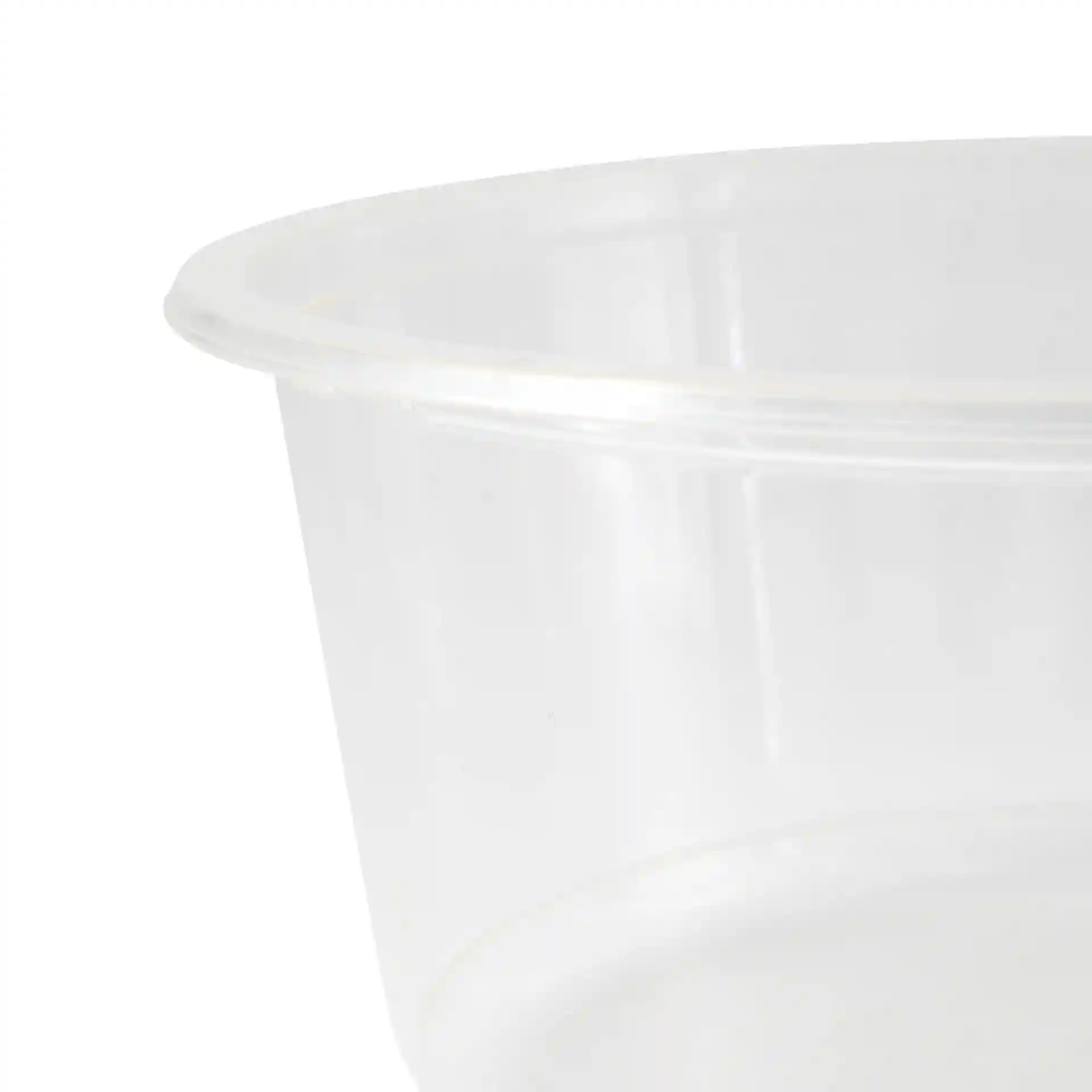 Transparante ronde deli-container met een diameter van 143 mm en een hoogte van 69 mm.