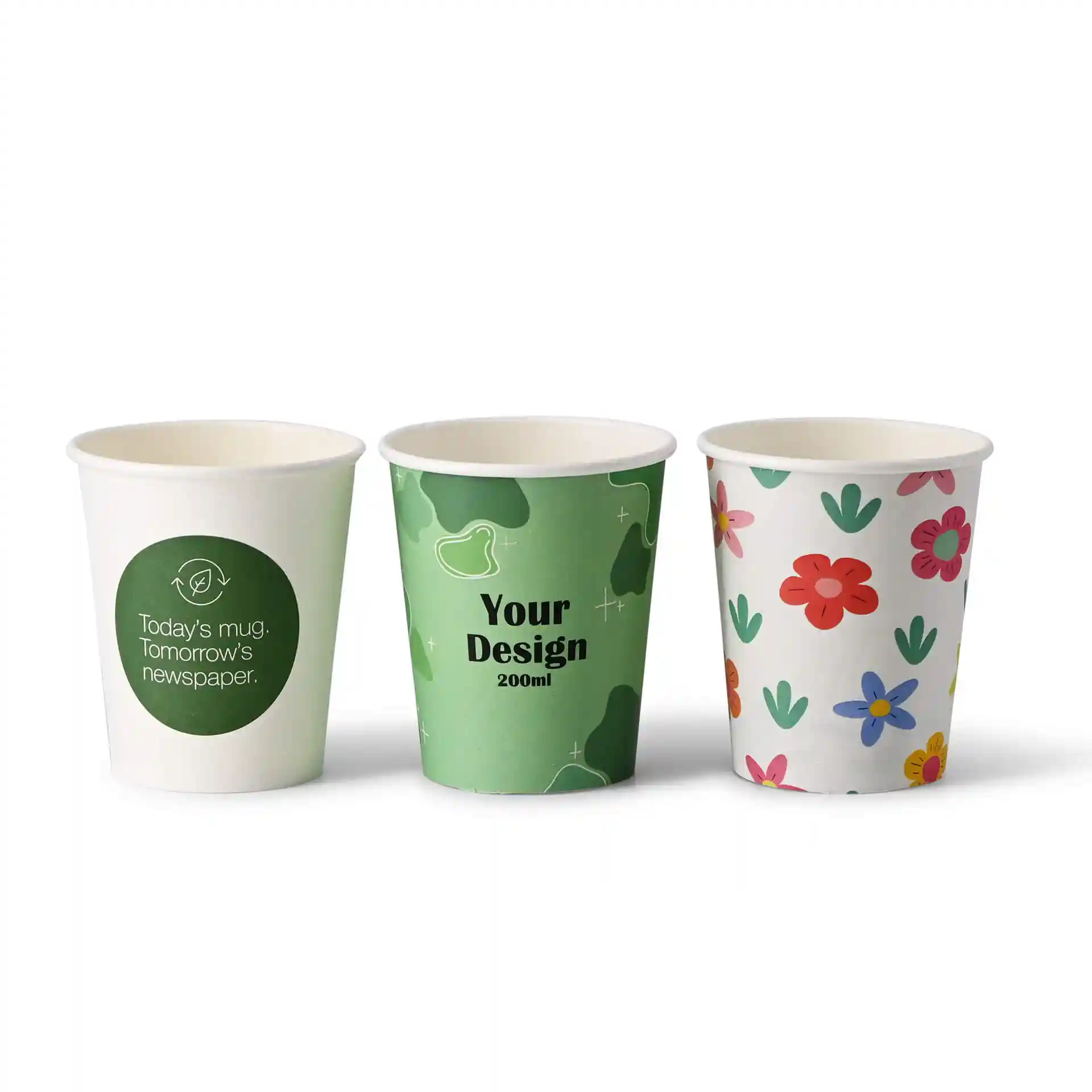 Drie papieren bekers met verschillende ontwerpen: één met een groen logo, één met een groen patroon en tekst, en één met kleurrijke bloemen.