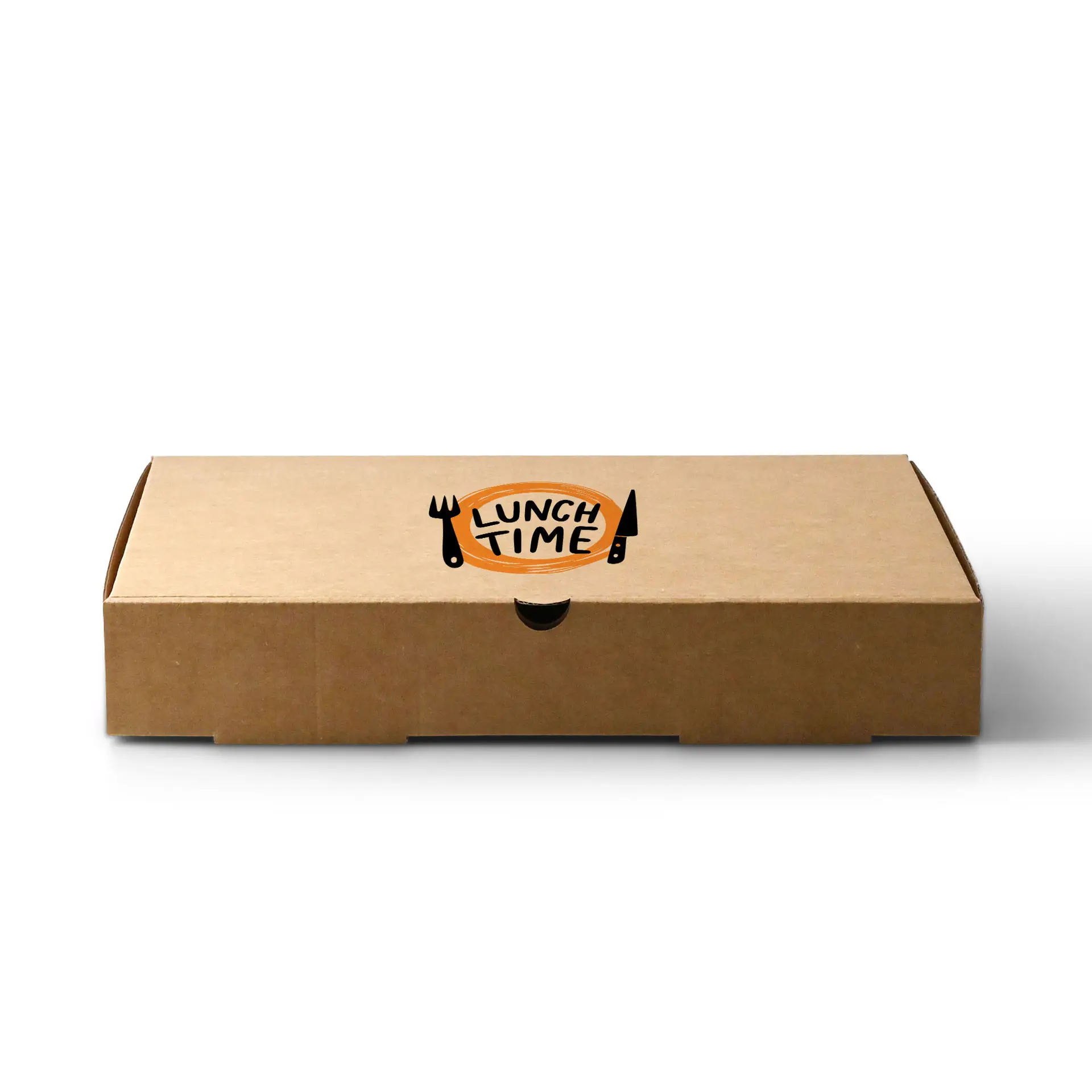 Bruine pizzadoos met een cirkelvormig ontwerp met de woorden 'LUNCH TIME' en bestek bovenop.