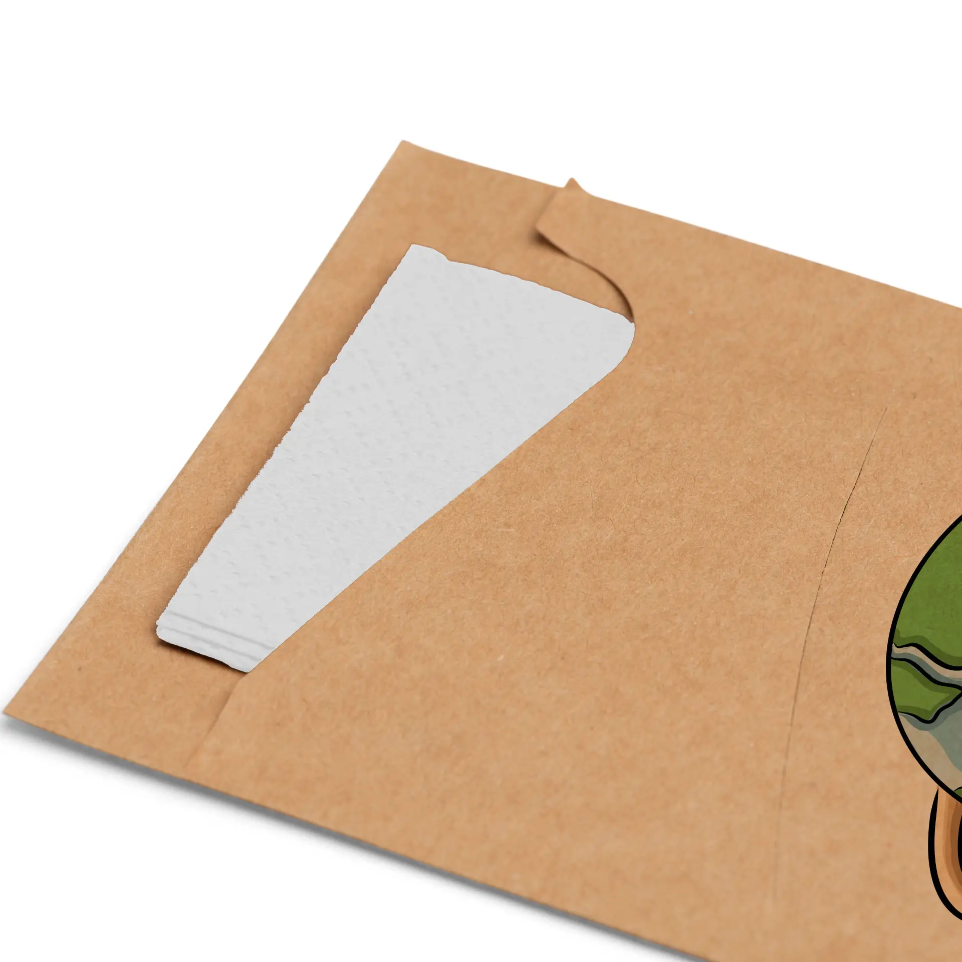 Bruine kraft bestekhoes met een gedeeltelijk zichtbare witte servet binnenin, met een aanpasbare ontwerpruimte.