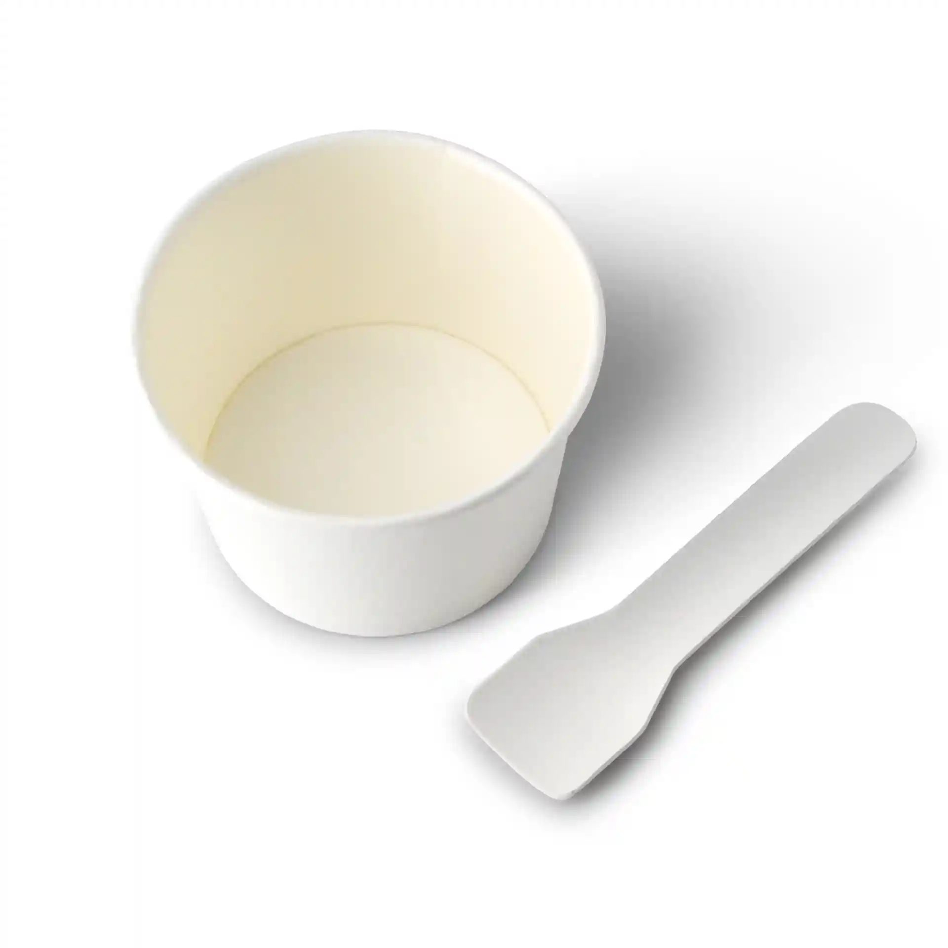 Witte kartonnen ijsbekers met een diameter van 76 mm en een kleine witte spatel ernaast.