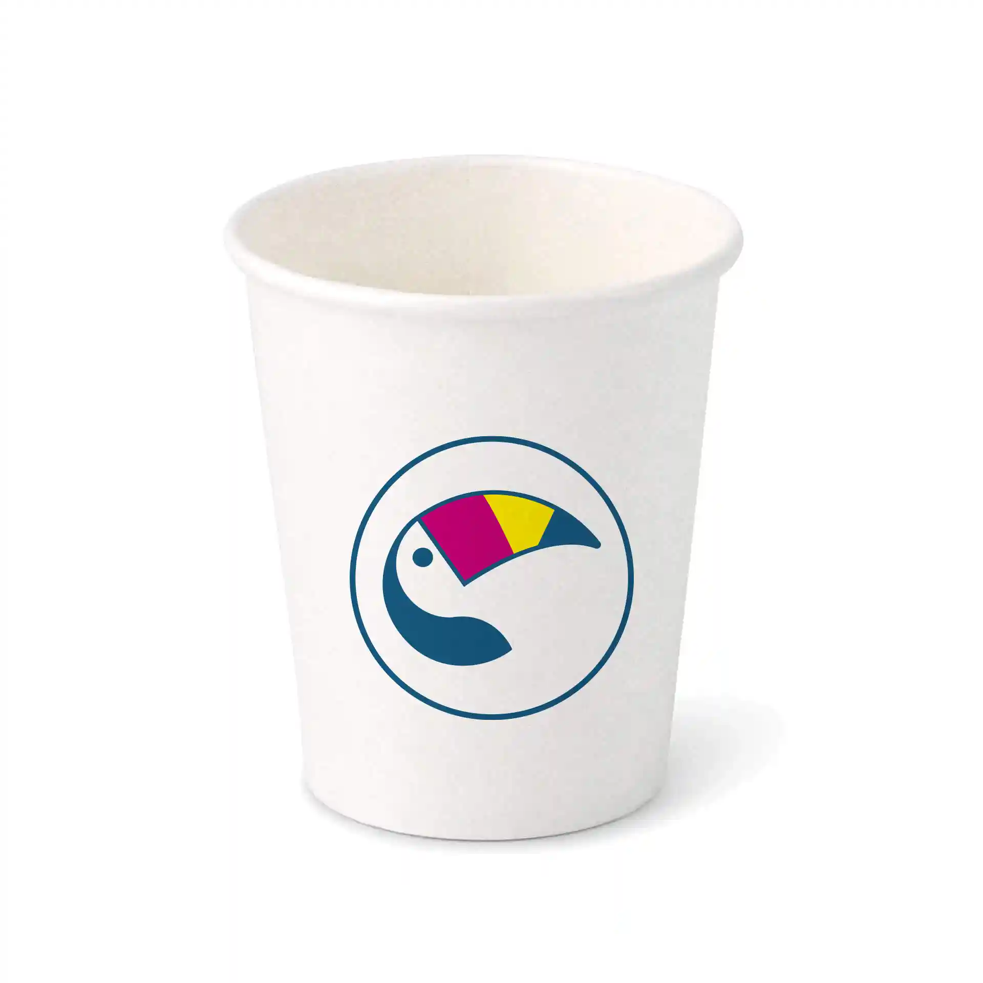 Witte papieren beker met een ronde vorm en een logo met een gestileerde vogel in blauw, roze en geel.