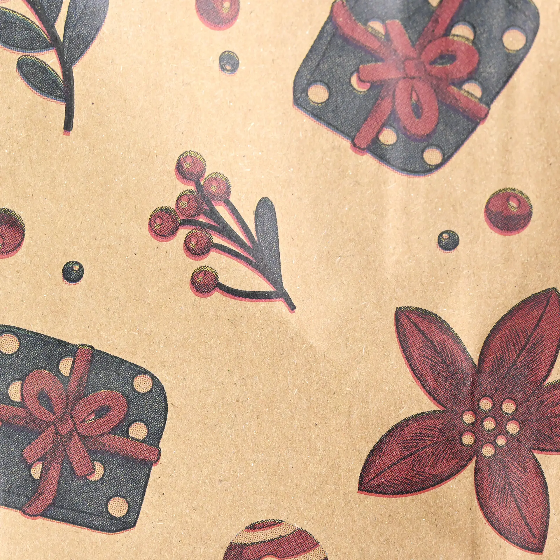Patroon bruin papier met rode bloemen, cadeauboxen met strikken en bessen op een gestructureerde achtergrond.
