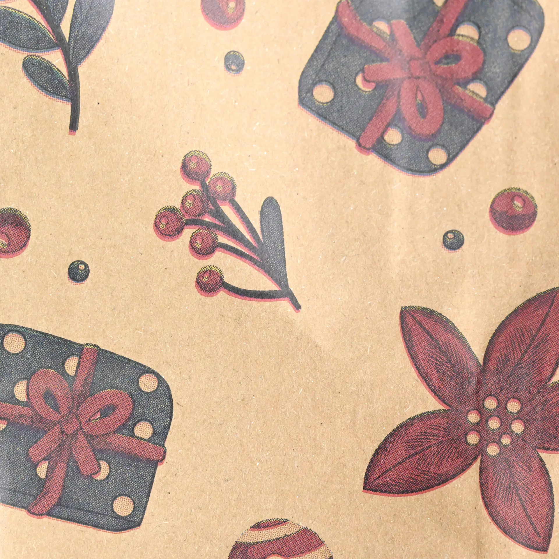 Bruine papieren draagtas met winterontwerp met cadeaus, bessen en bloemen op een gestructureerde achtergrond.