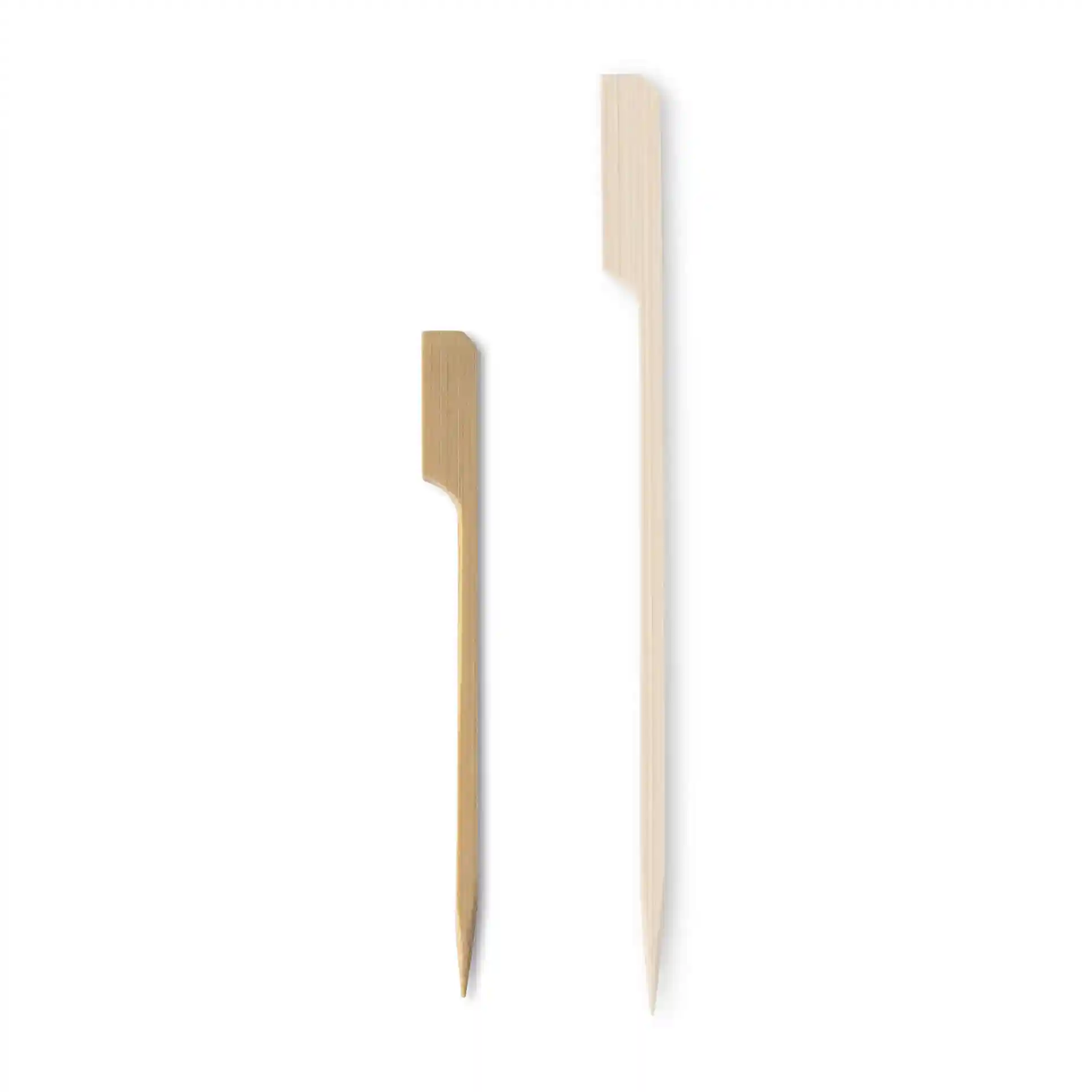 Afbeelding van twee bamboe-paddle-spiezen, de ene korter en bruin, de andere langer en natuurlijk van kleur, op een witte achtergrond.