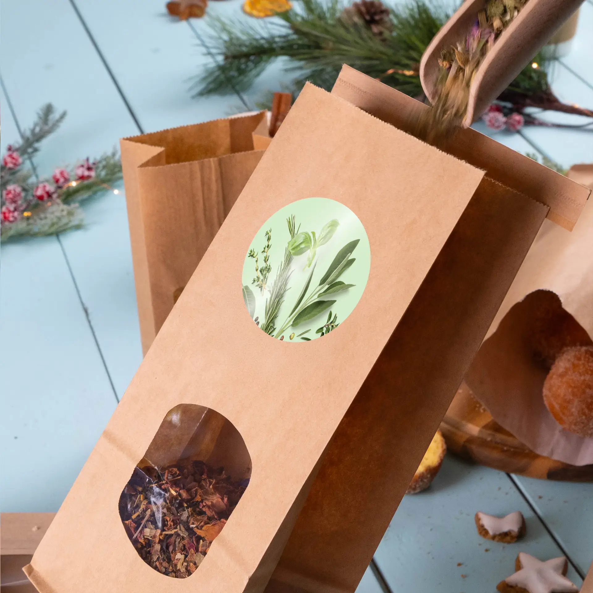 Bruine kraftpapier zak met een venster dat gedroogde kruiden toont, met een rond etiket met botanisch ontwerp.