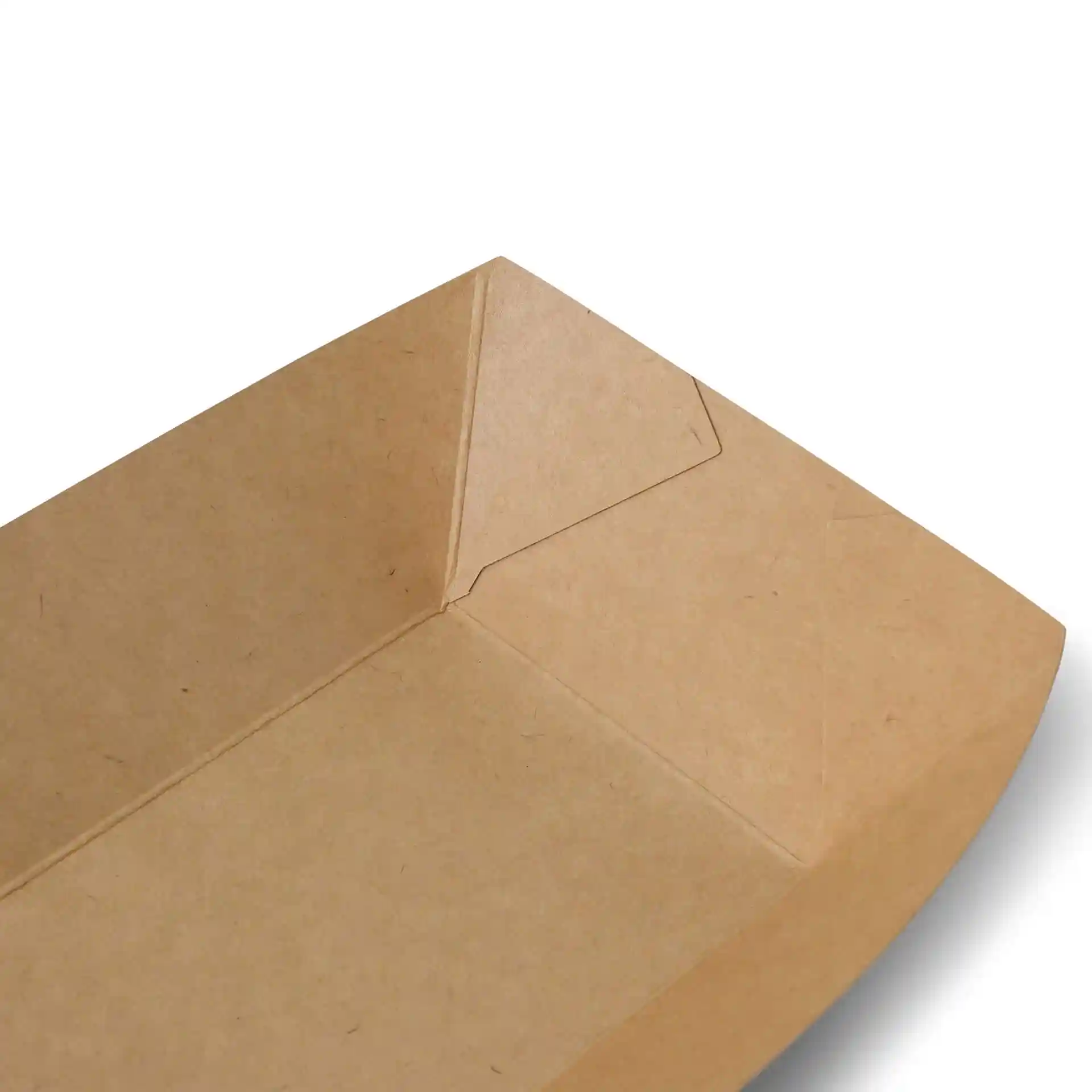Bruine kartonnen snacktray met gecoate oppervlakte, toont een hoek en vouwdetail.