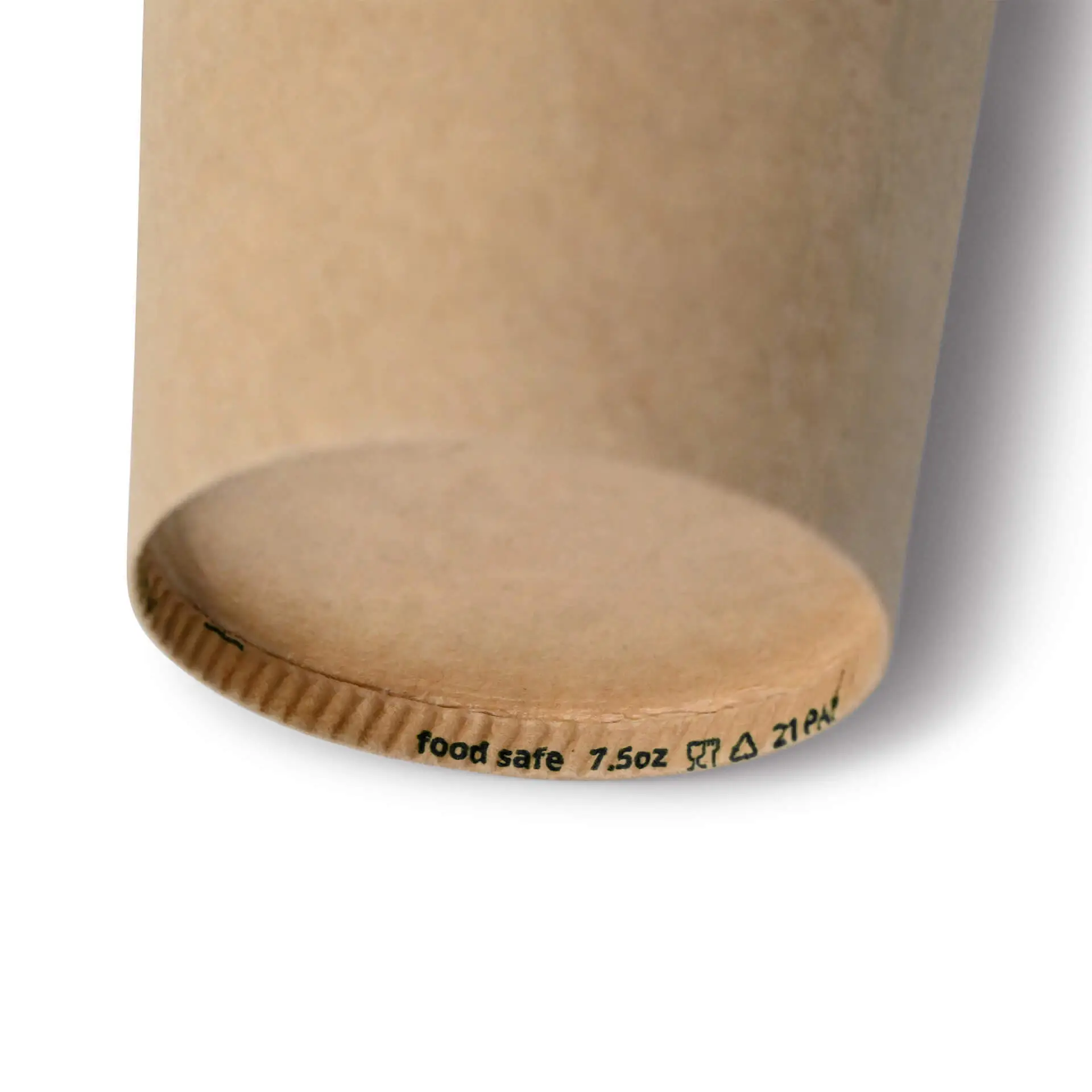 Bruine papieren beker met PE-coating, 7,5 oz formaat, toont de basisdetails en voedselveilige markeringen.