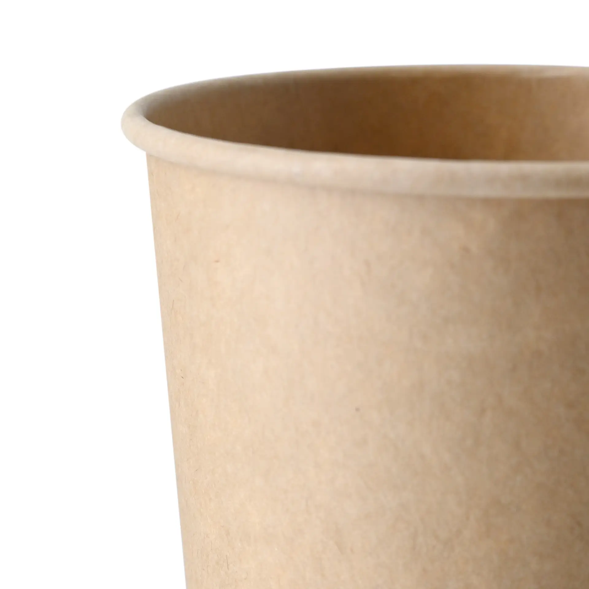 Bruine papieren beker met PLA-coating, ontworpen voor warme en koude dranken, 500 ml capaciteit.