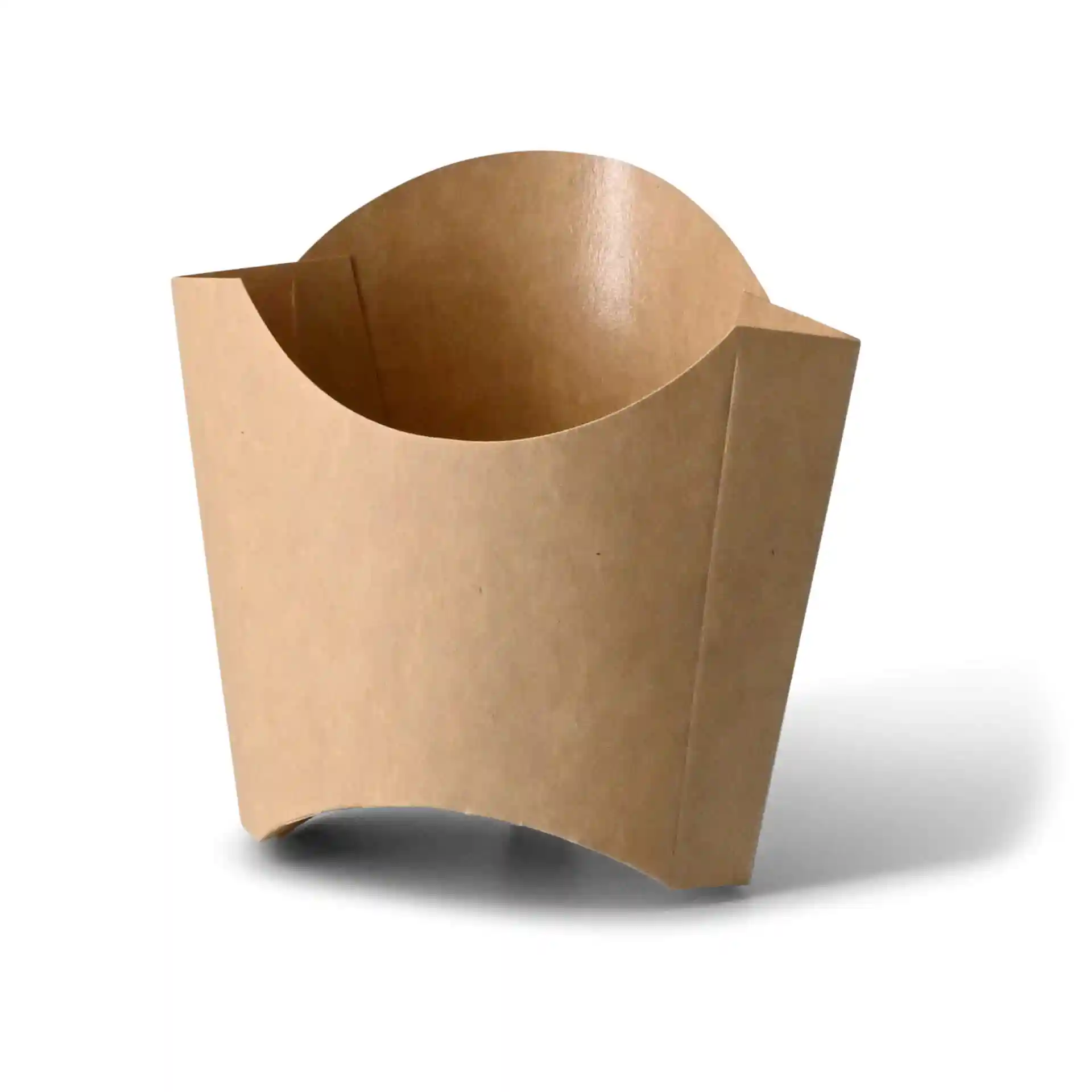 Bruine kartonnen schep met een afgeronde bovenkant, 8,5 x 5 x 9,5 cm, ontworpen voor het serveren van chips.