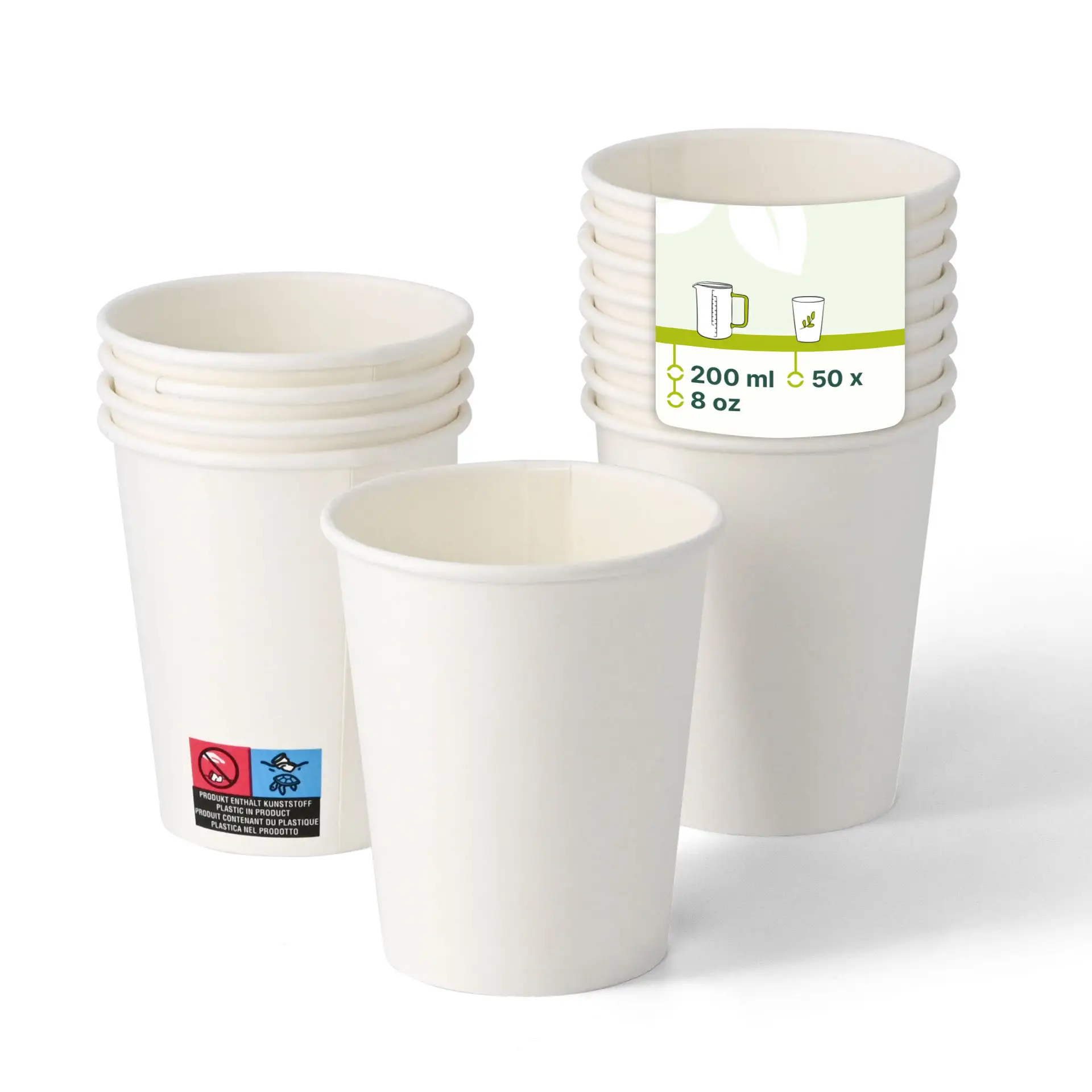 Witte enkelwandige papieren bekers gestapeld, met één beker vooraan die een eenvoudig ontwerp en een label met productdetails toont.