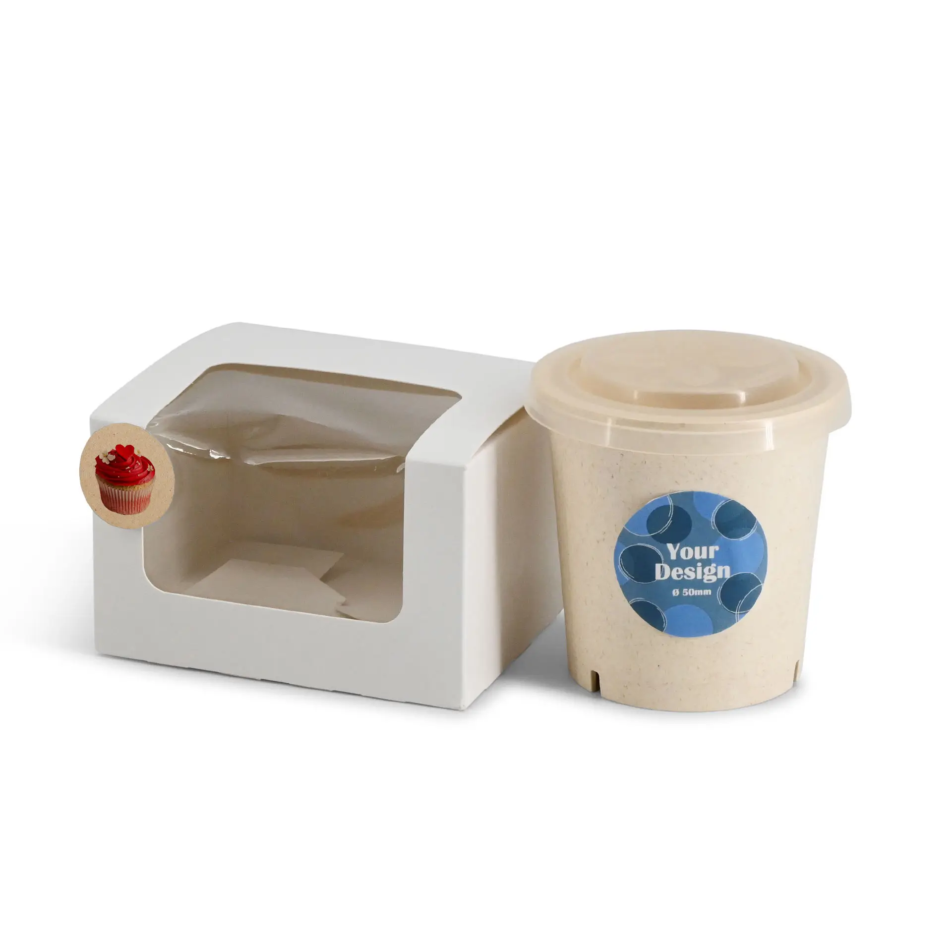 Ronde kraftpapieren container met een op maat gedrukt etiket, vergezeld van een witte doos met een helder venster voor presentatie.