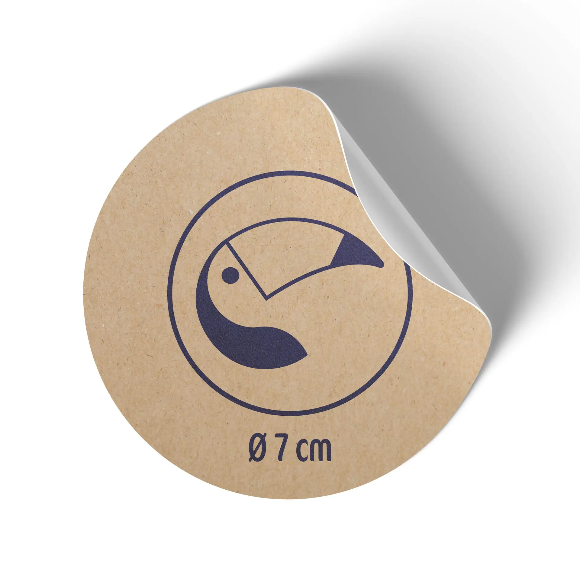 Ronde kraftpapier onderzetter met toucanillustratie; diameter van 7 cm; rand licht gekruld.