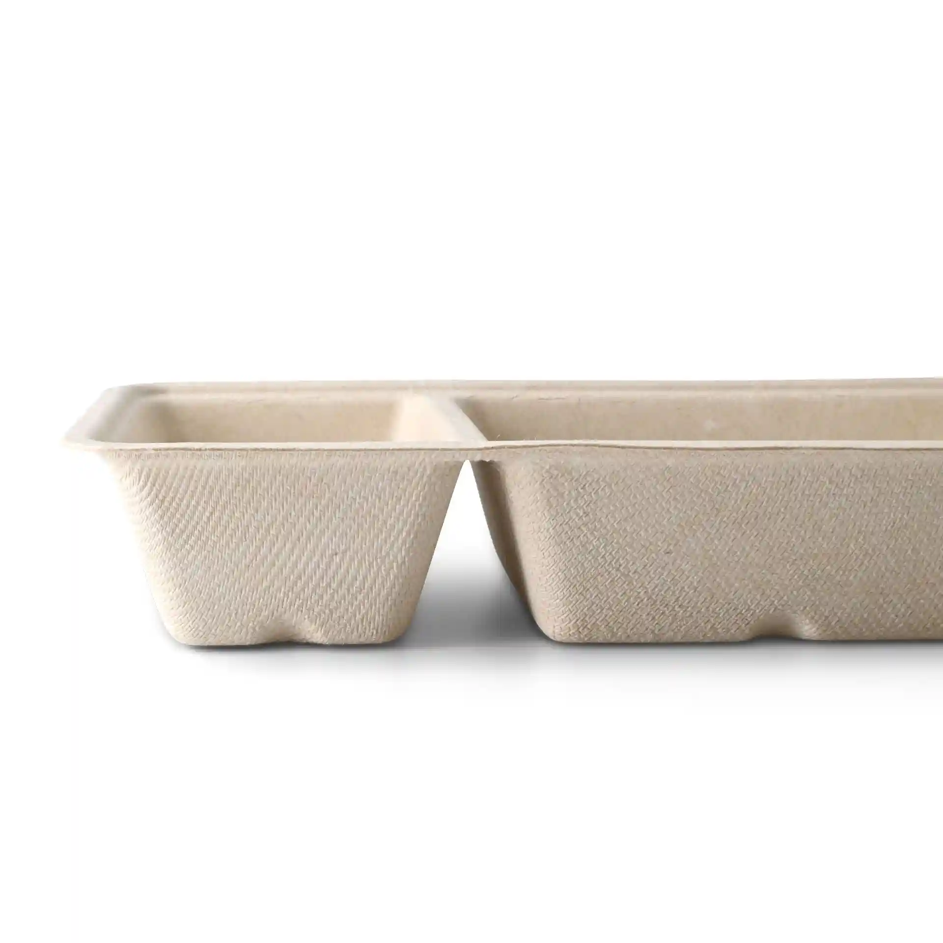 Rechthoekige crème witte bagasse chip tray met twee compartimenten, 9,5 x 20 x 3,5 cm groot.