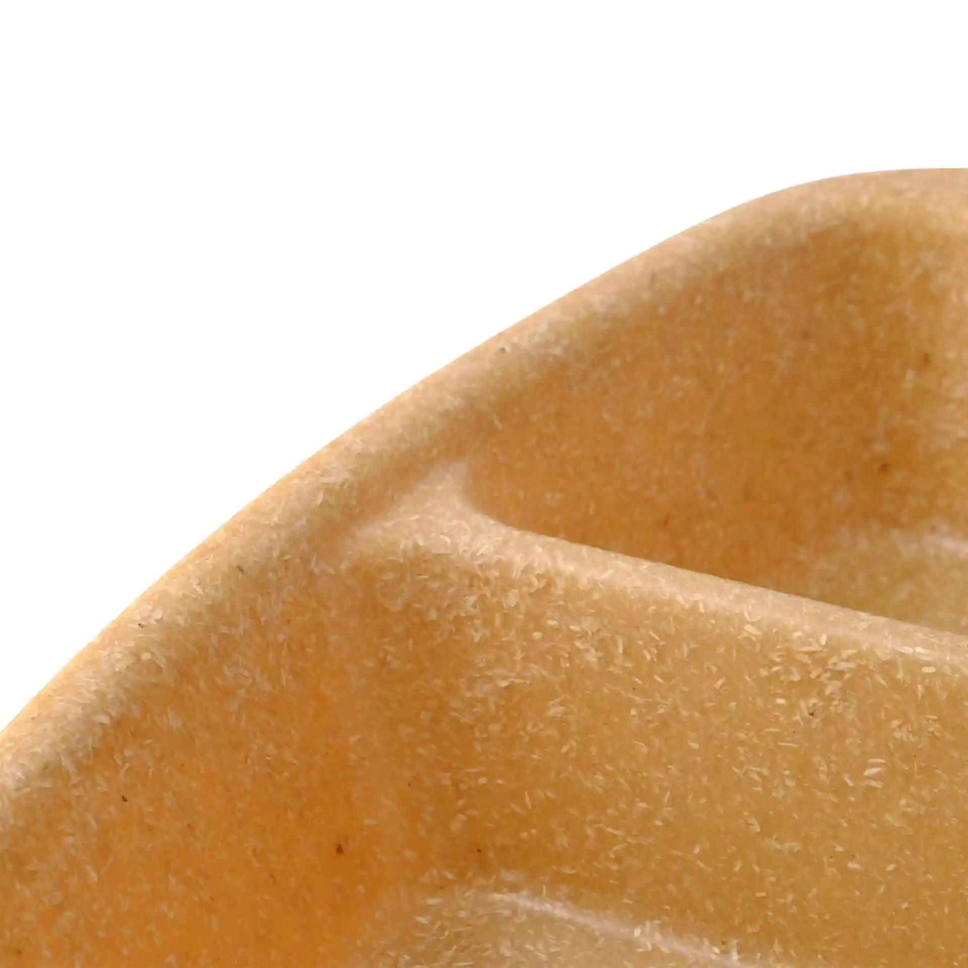 Close-up van een karamelbruine herbruikbare maaltijdcontainer met twee compartimenten en een gestructureerd oppervlak.