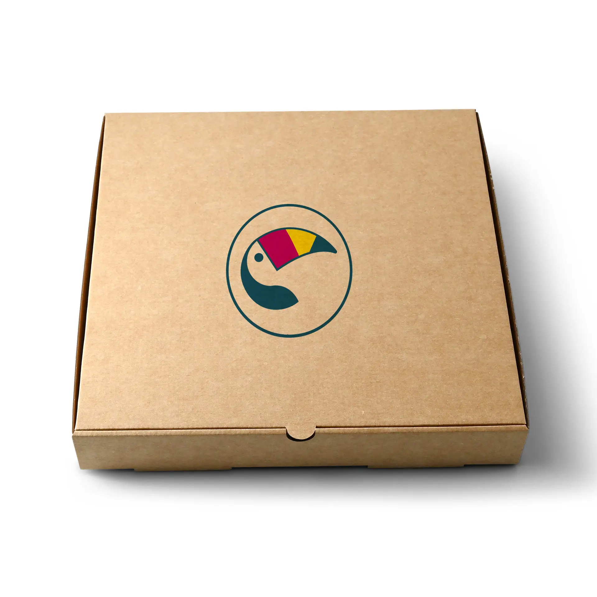 Bruine pizzadoos met een rond logo met een gestileerd toekanontwerp bovenop.