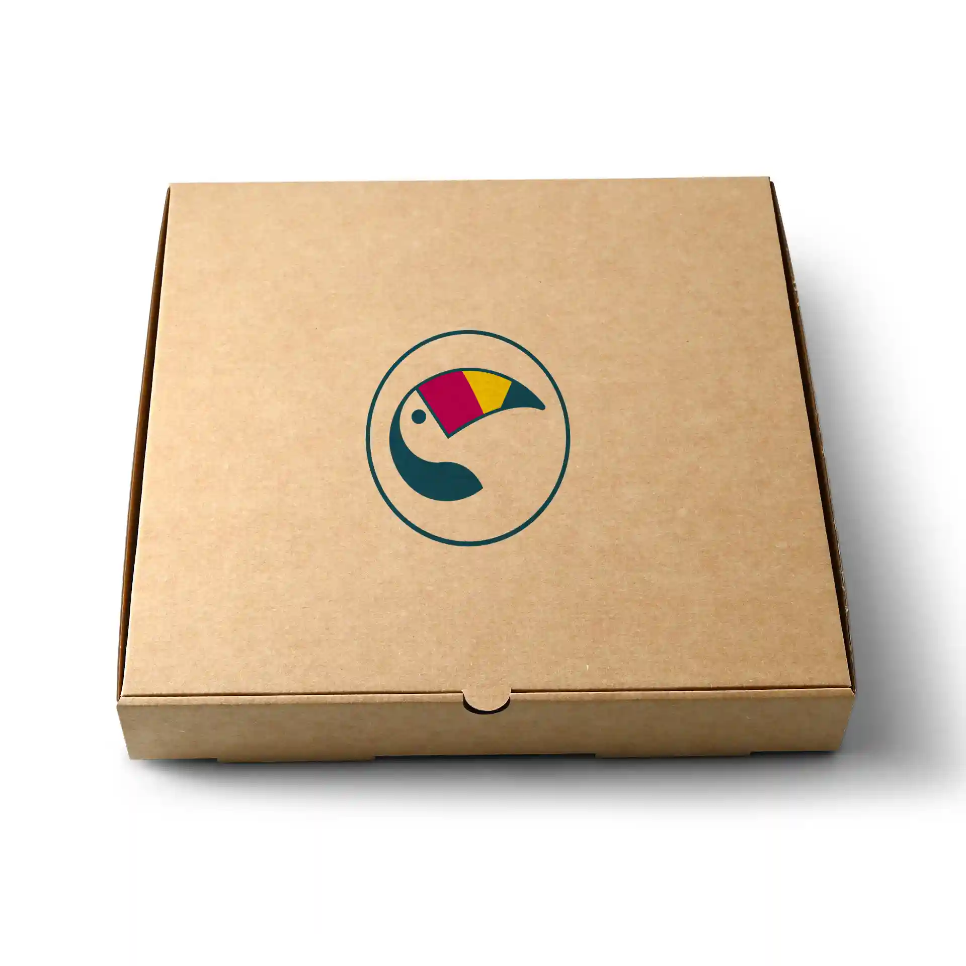 Bruine pizzadoos met een rond logo met een gestileerd toekanontwerp bovenop.