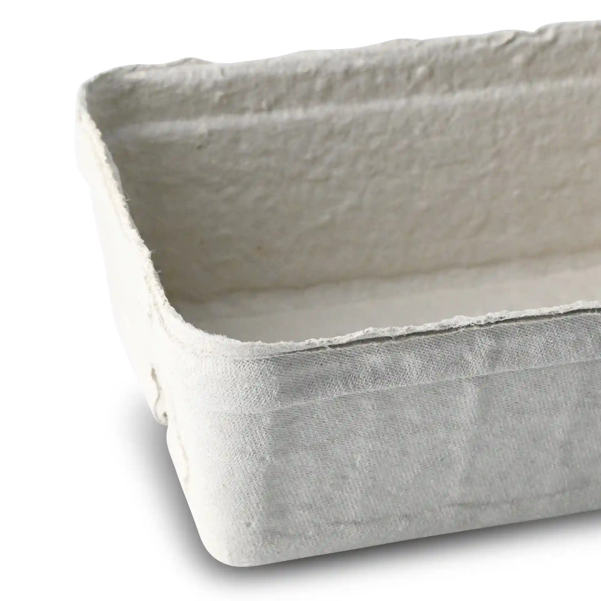 Witte houtpulp bessenbak met een rechthoekige vorm en licht verhoogde randen, 135 mm lang en 90 mm breed.
