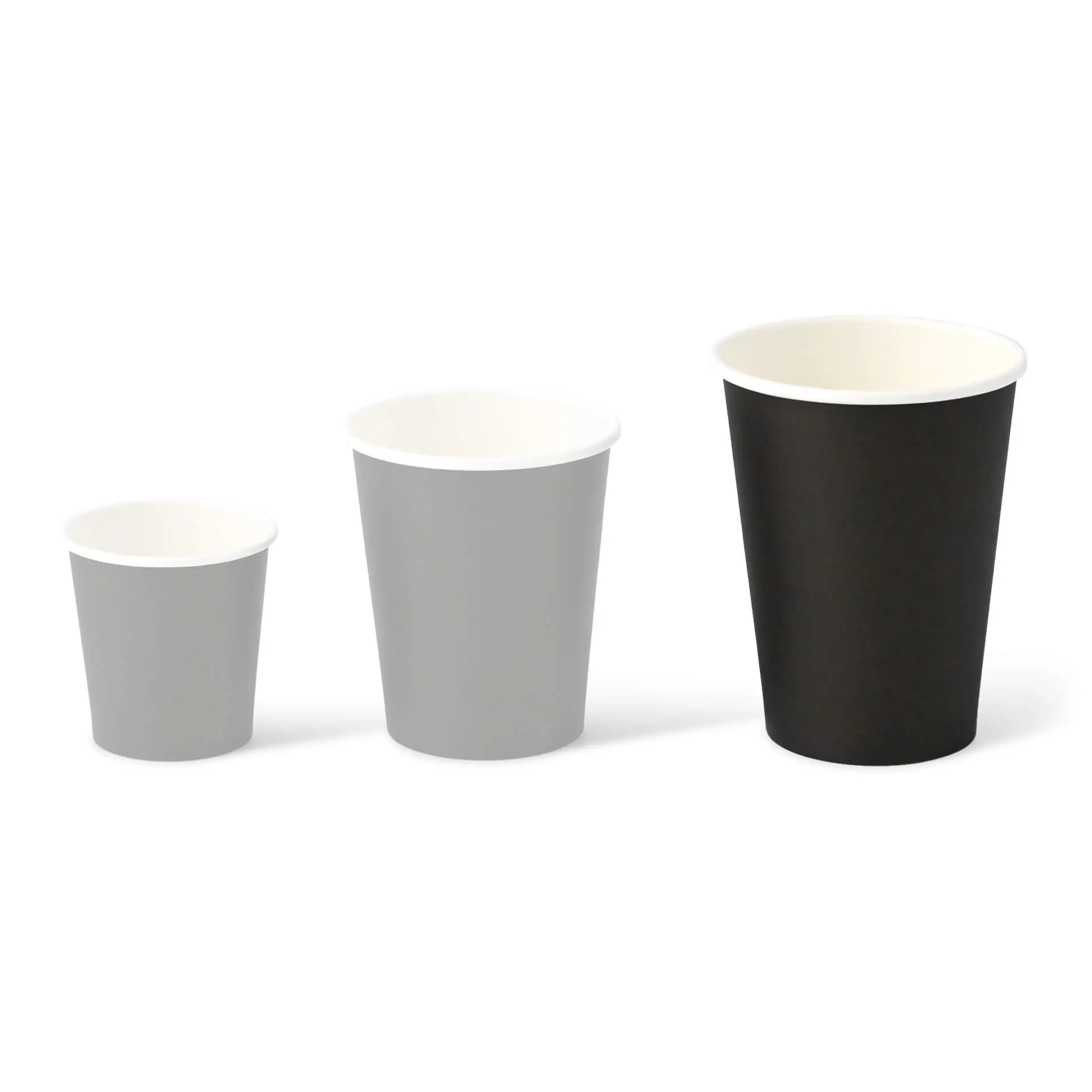 Drie enkelwandige papieren bekers met PLA-coating in grijs en zwart, ontworpen voor warme en koude dranken.