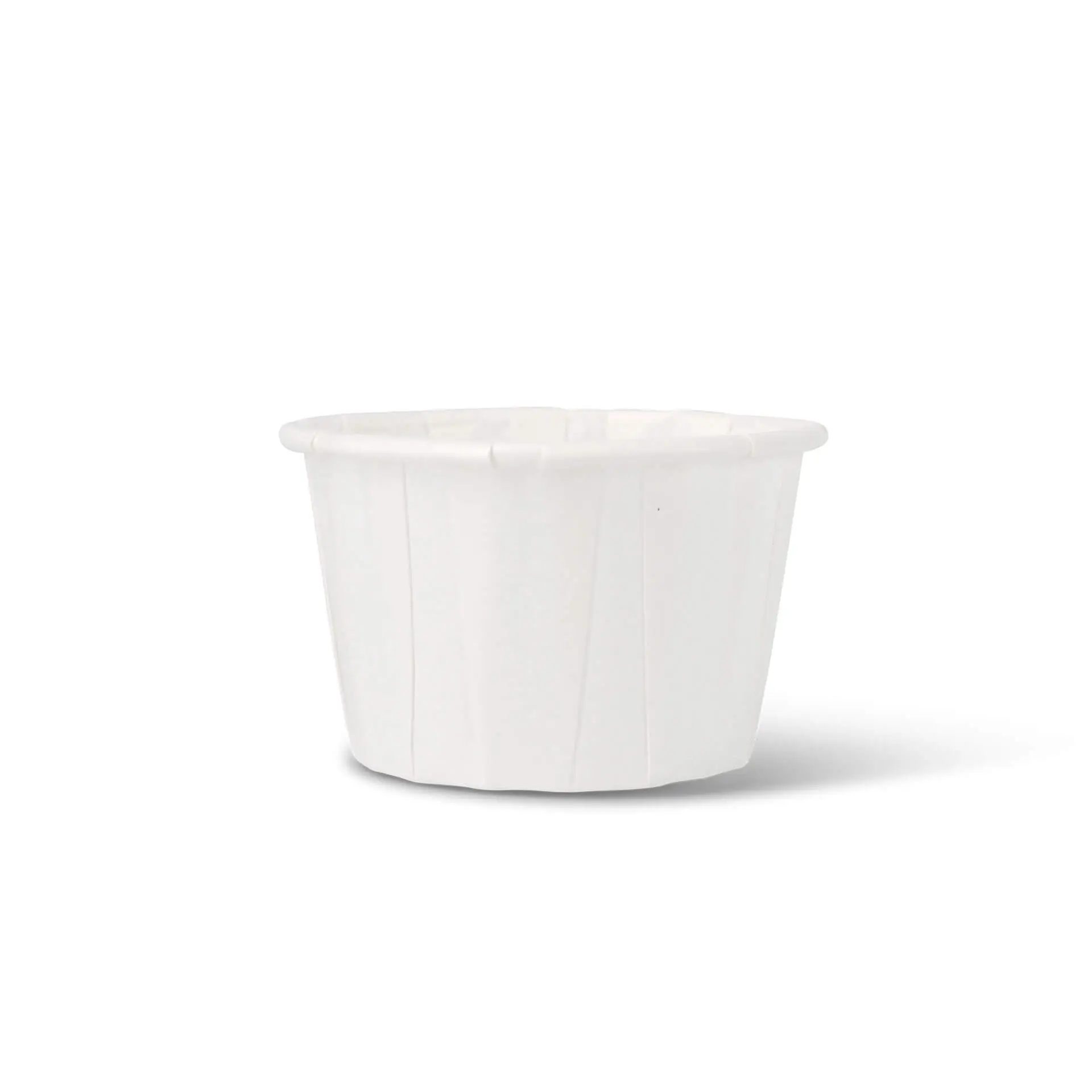 Witte papieren bekers met ribbelontwerp, geschikt voor kleine porties en dips, inhoud van 45 ml.
