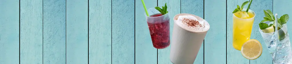 Groen figuur met een bord naast twee dranken; een koffie en een koud drankje op een blauwe houten achtergrond.
