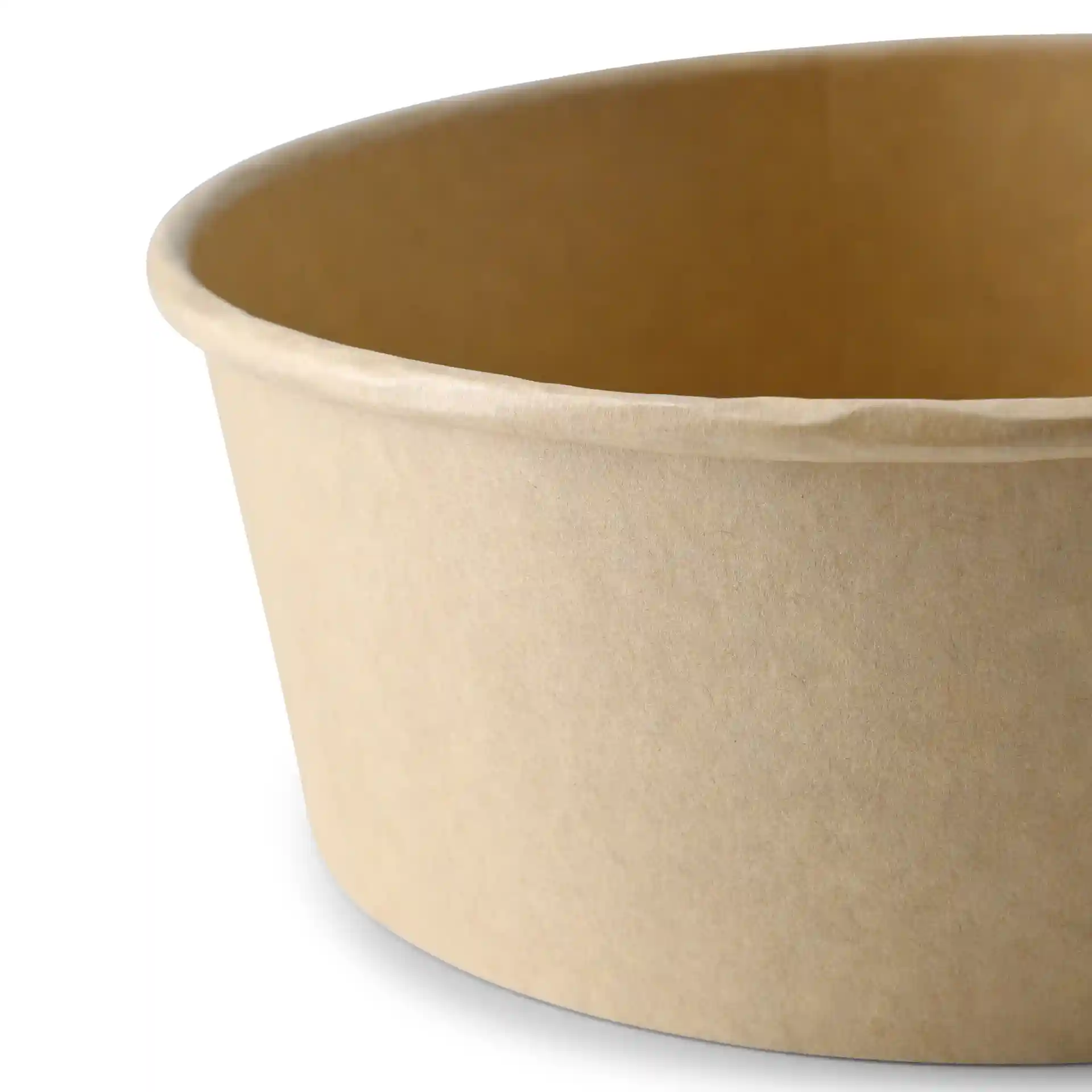 Bruine kartonnen kom met een ronde vorm, zichtbare binnenkant en een hoogte van 65 mm.