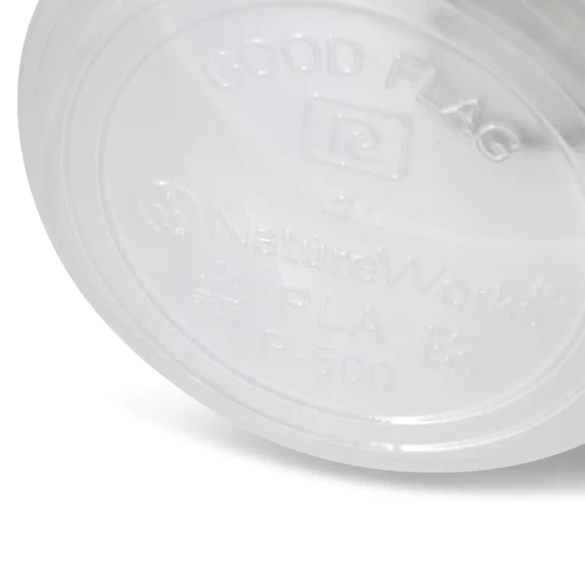 Transparante ronde deli-container met een zichtbare bodem met markeringen en logo's.