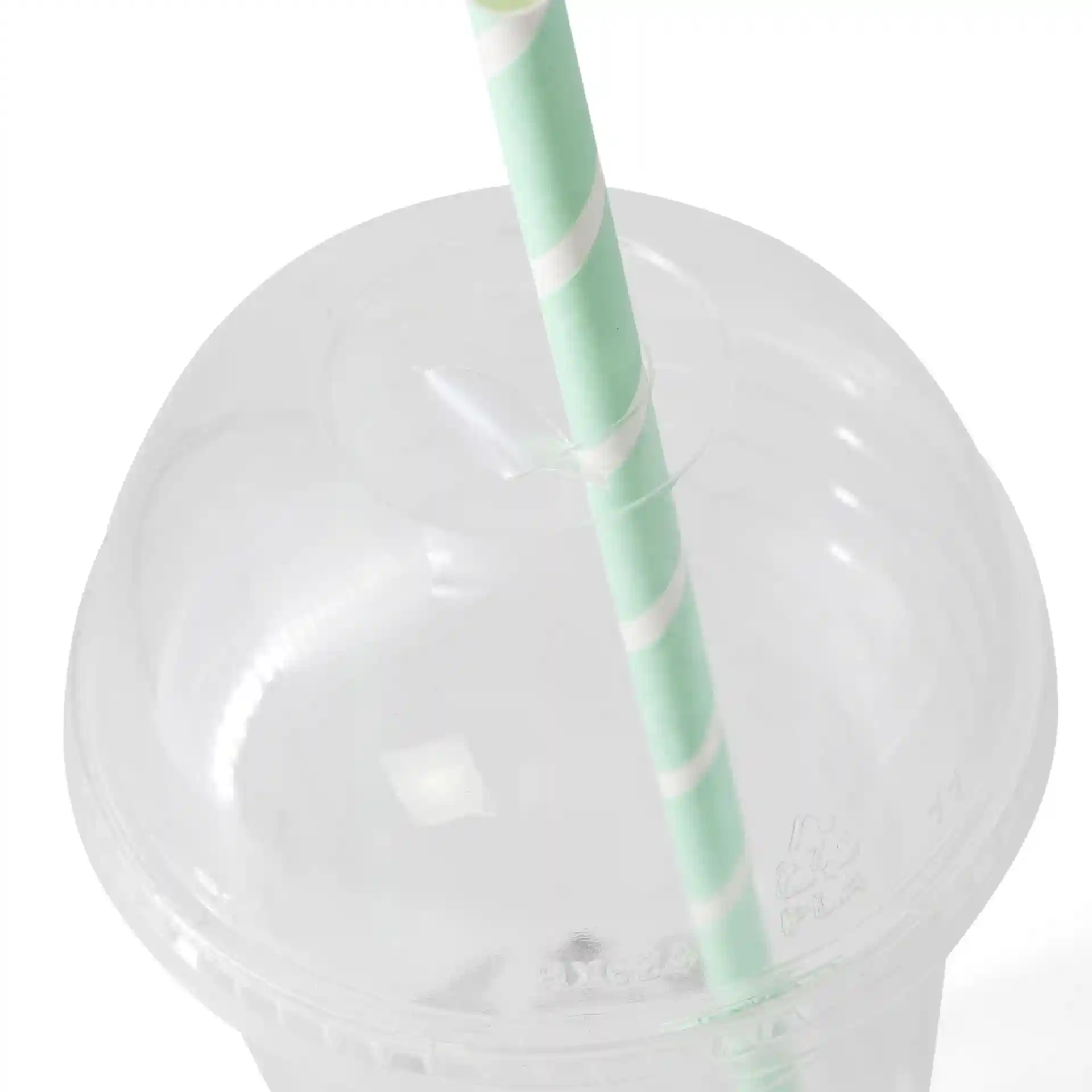 Heldere dome deksel met een rietjesopening, 95 mm diameter, met een groen-wit gestreept rietje erin.