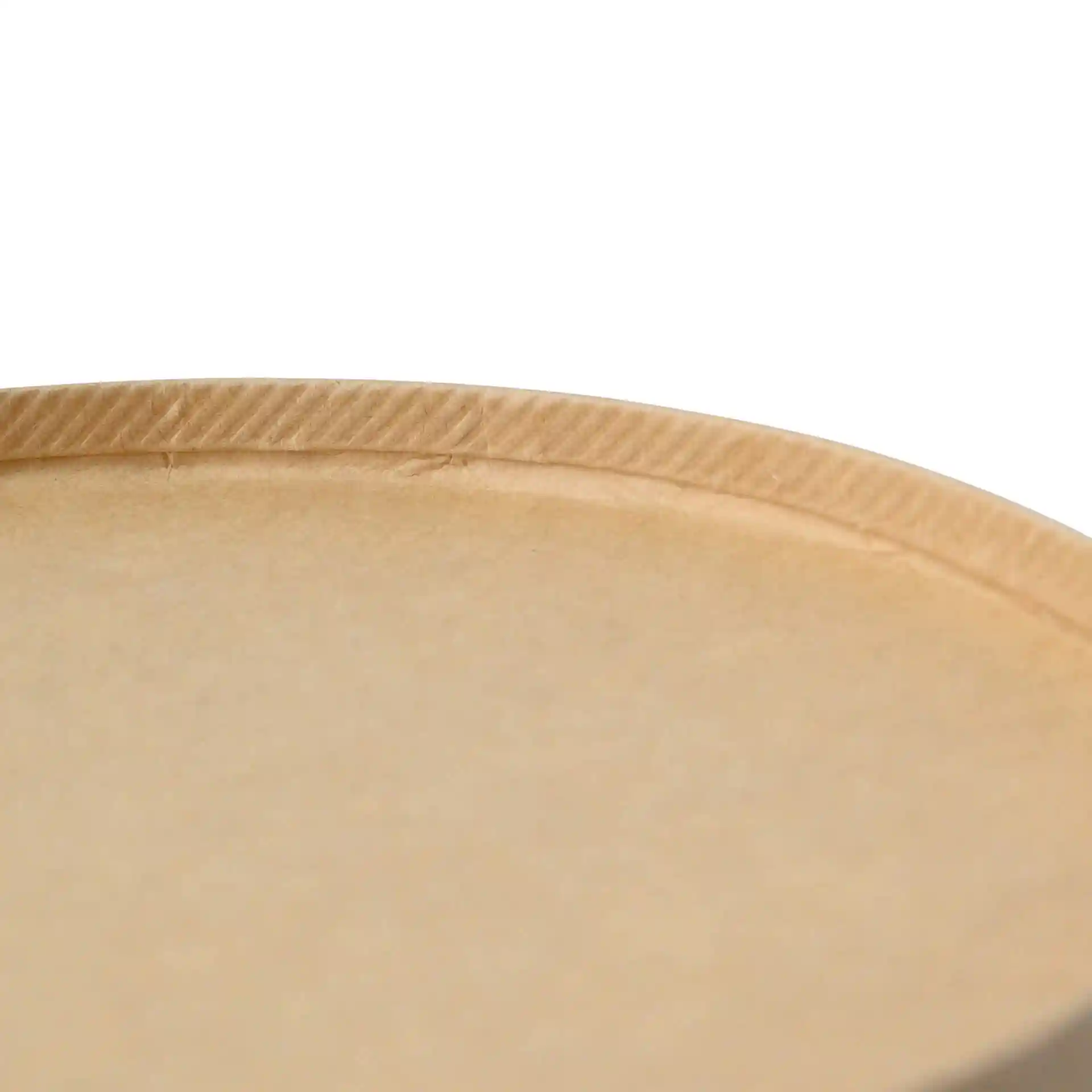 Close-up van de rand van een bruine kartonnen kom met een gestructureerde rand, ronde vorm en milieuvriendelijke coating.