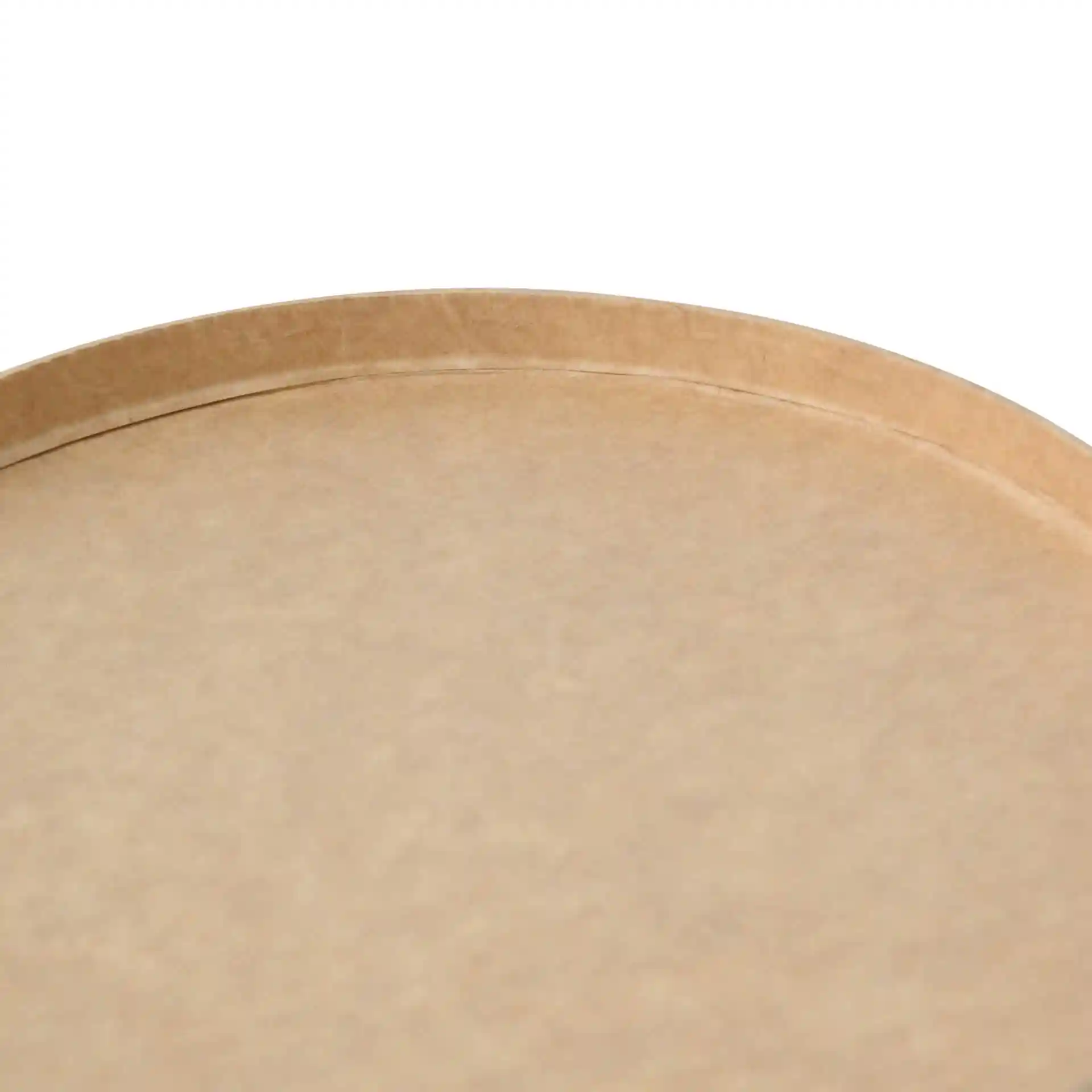 Close-up van de rand van een ronde bruine kartonnen kom met een gecoate oppervlakte.