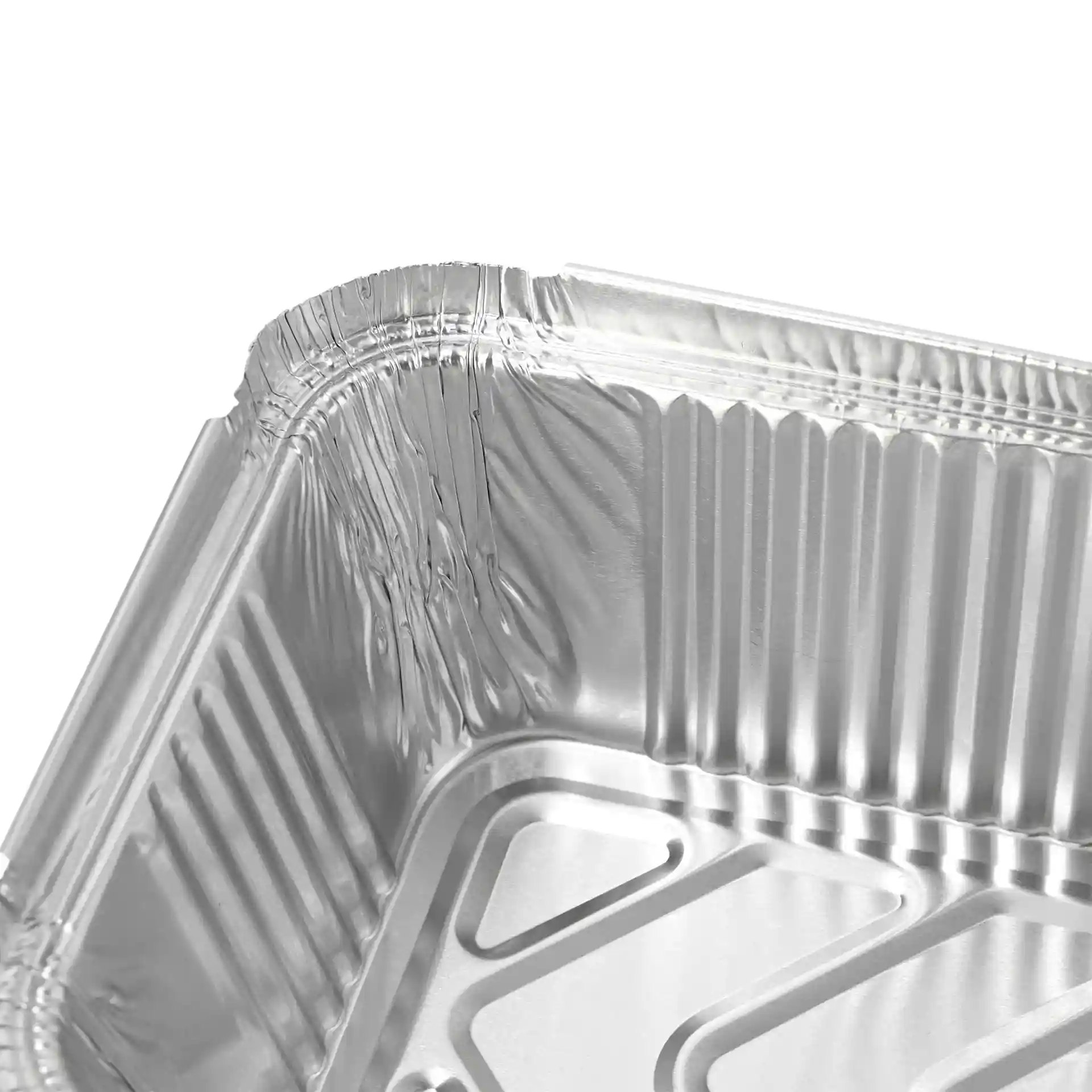 Close-up van een rechthoekige aluminium container met een glanzend oppervlak en gevouwen randen, 21,8 x 11,3 x 5,4 cm.