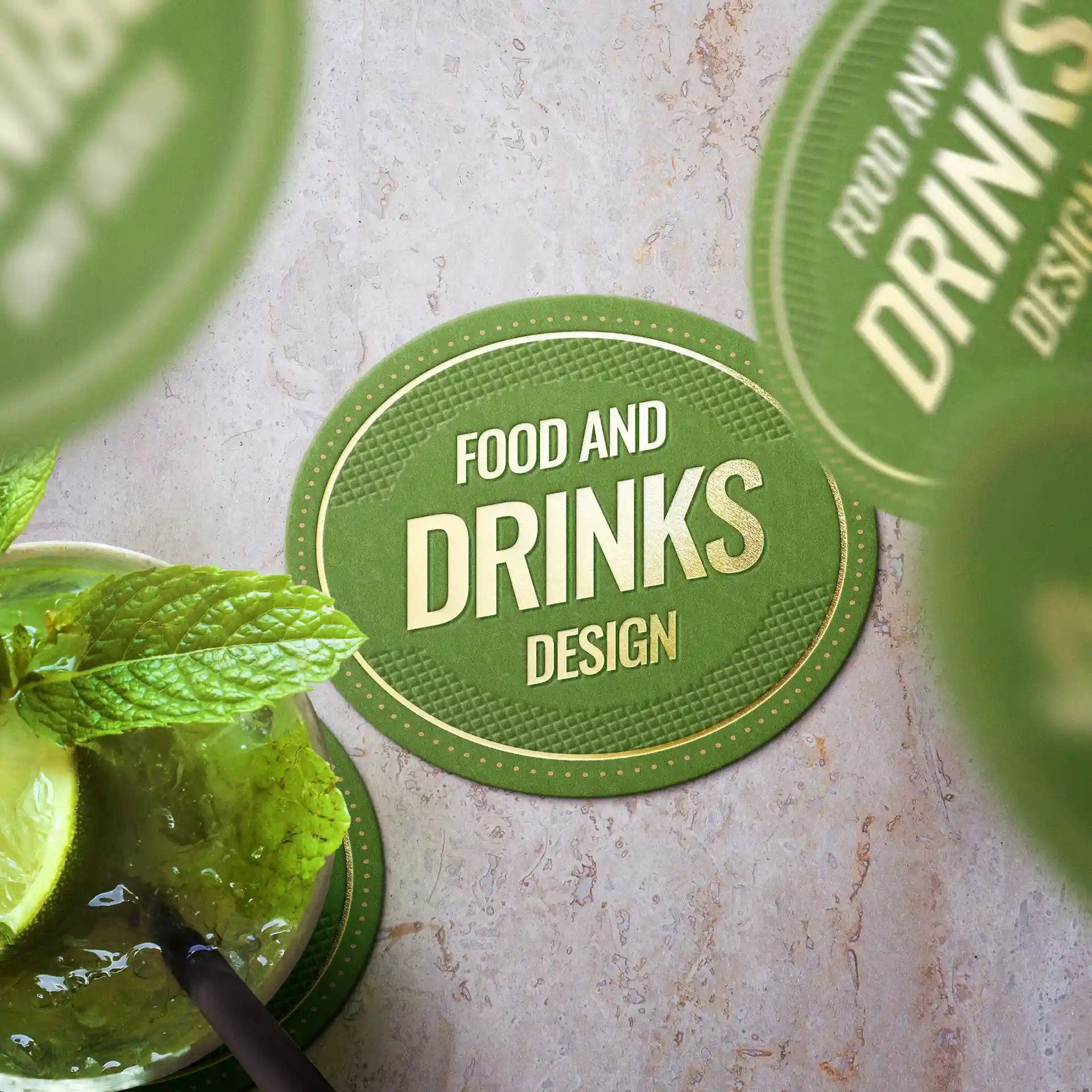 Ovale groene drinkonderzetter met tekstontwerp, met een muntblad en een limoenpartje naast een drankje.