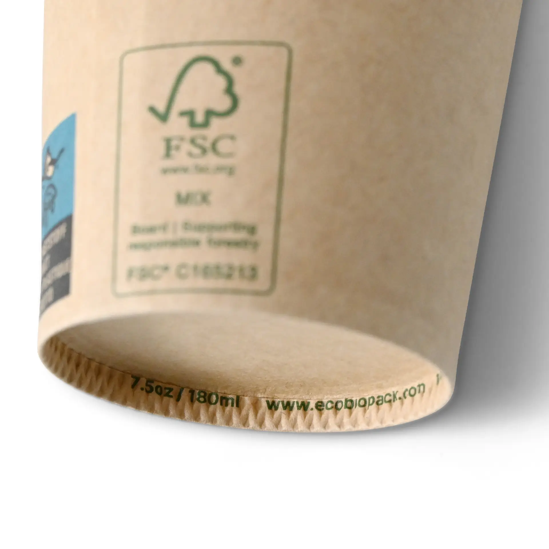 Een bruine kartonnen automaatbeker, PLA-gecoat, met labels voor FSC-certificering en productspecificaties.