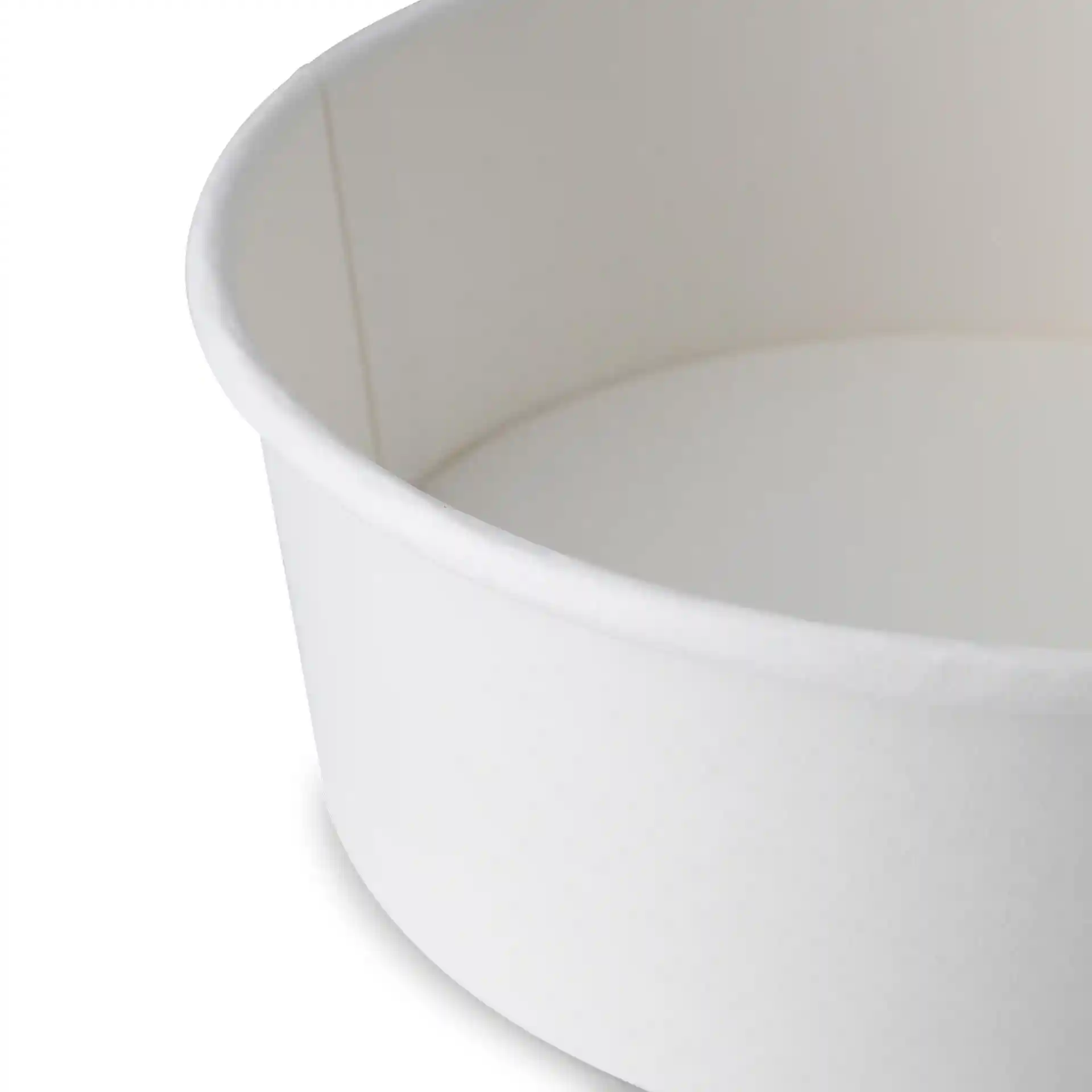 Ronde witte kartonnen kom met een diameter van 185 mm en een hoogte van 67 mm, interieur en rand zichtbaar.