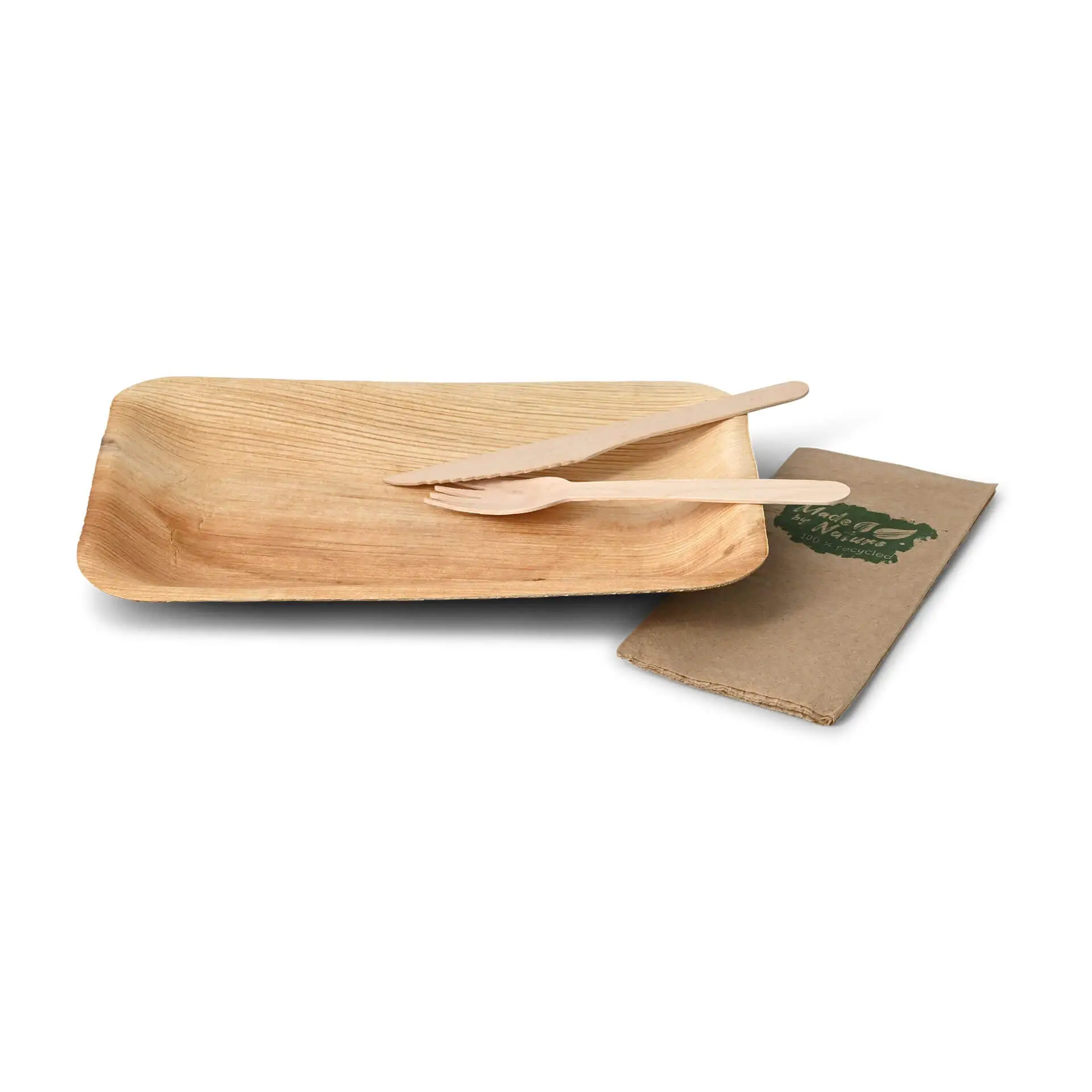 Rechthoekig wegwerp bord van palmblad met twee houten bestek en een bruine papieren servet op een witte achtergrond.