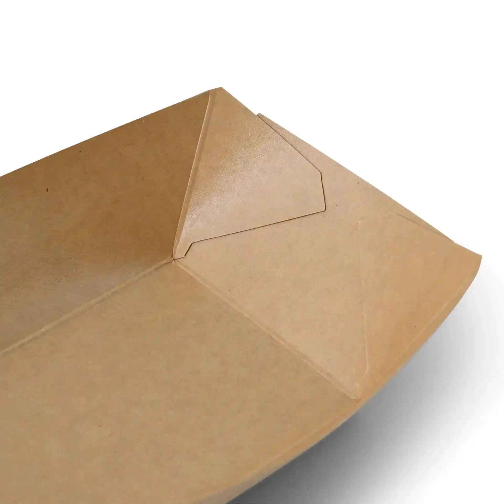 Bruine kartonnen snacktray met gevouwen hoeken, 17 x 12 x 4 cm, vanuit een schuine hoek getoond.