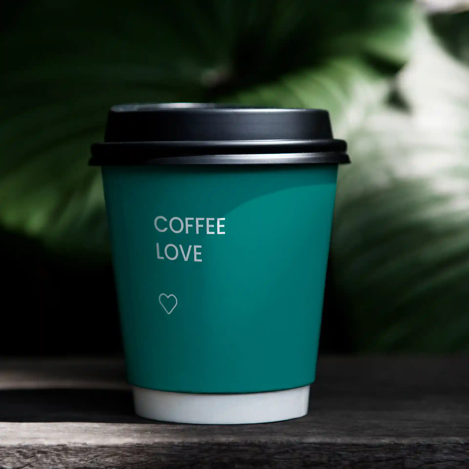 Teal papieren beker met een zwarte deksel, met de tekst "COFFEE LOVE" en een hartsymbool.