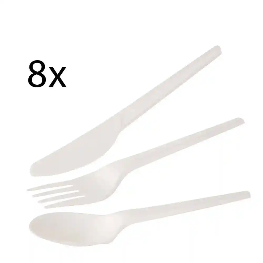 Set van acht witte plastic bestek, inclusief een mes, vork en lepel op een effen achtergrond.