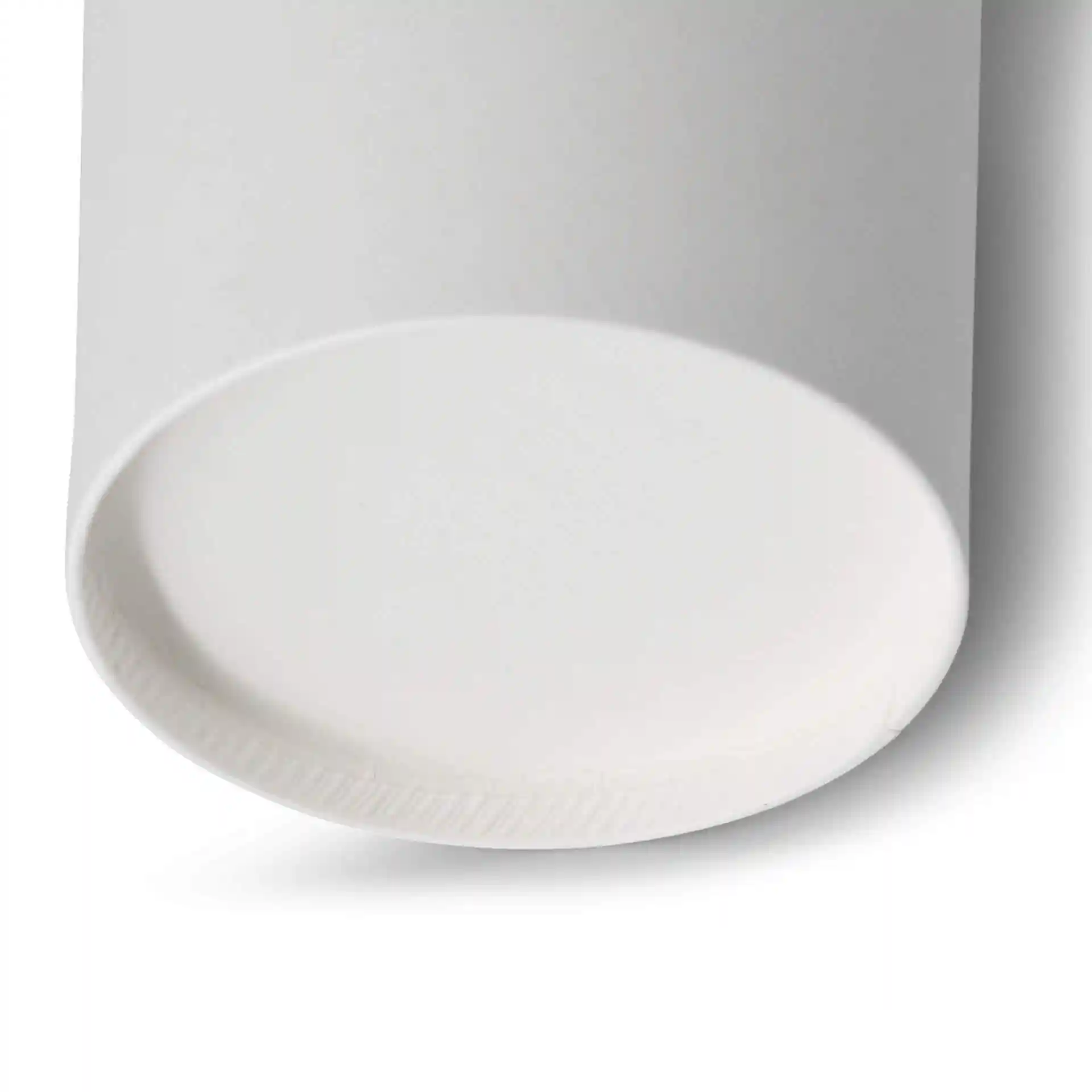 Witte kartonnen takeaway-soepcontainer met een ronde vorm en een diameter van 90 mm.