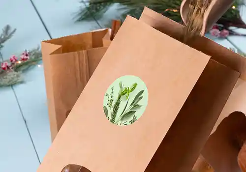Op maat gemaakt etiket op een kraftpapier containerdeksel, met een kleurrijk ontwerp en het woord "Logo."