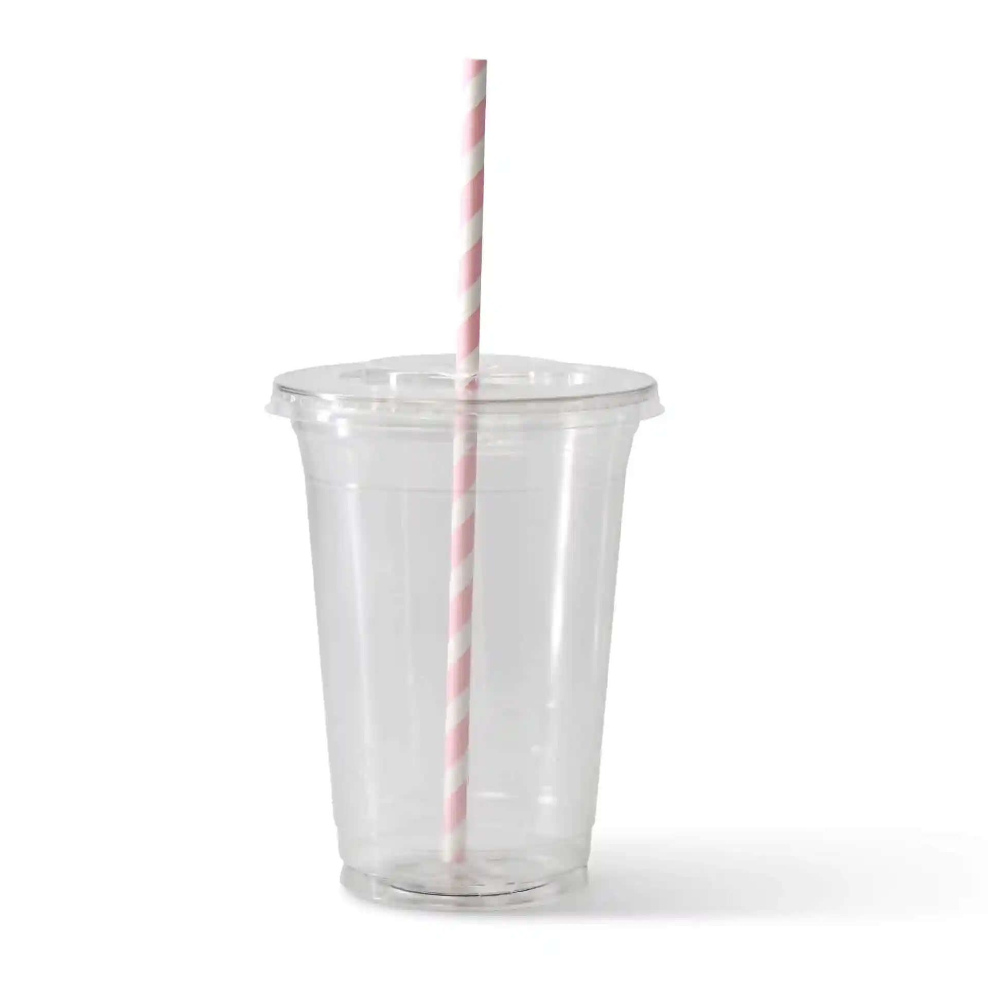 Duidelijke plastic beker met deksel en een roze-witte gestreepte papieren rietje.