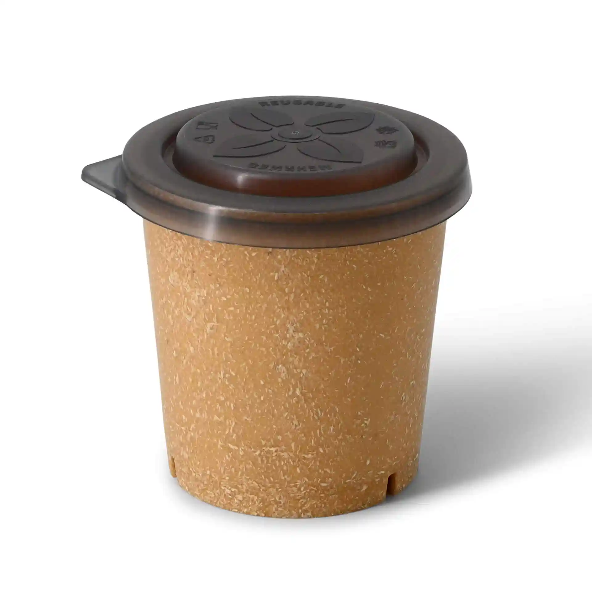 Ronde herbruikbare beker in karamelbruin, 400 ml capaciteit, met een bruine deksel en een gestructureerd oppervlak.