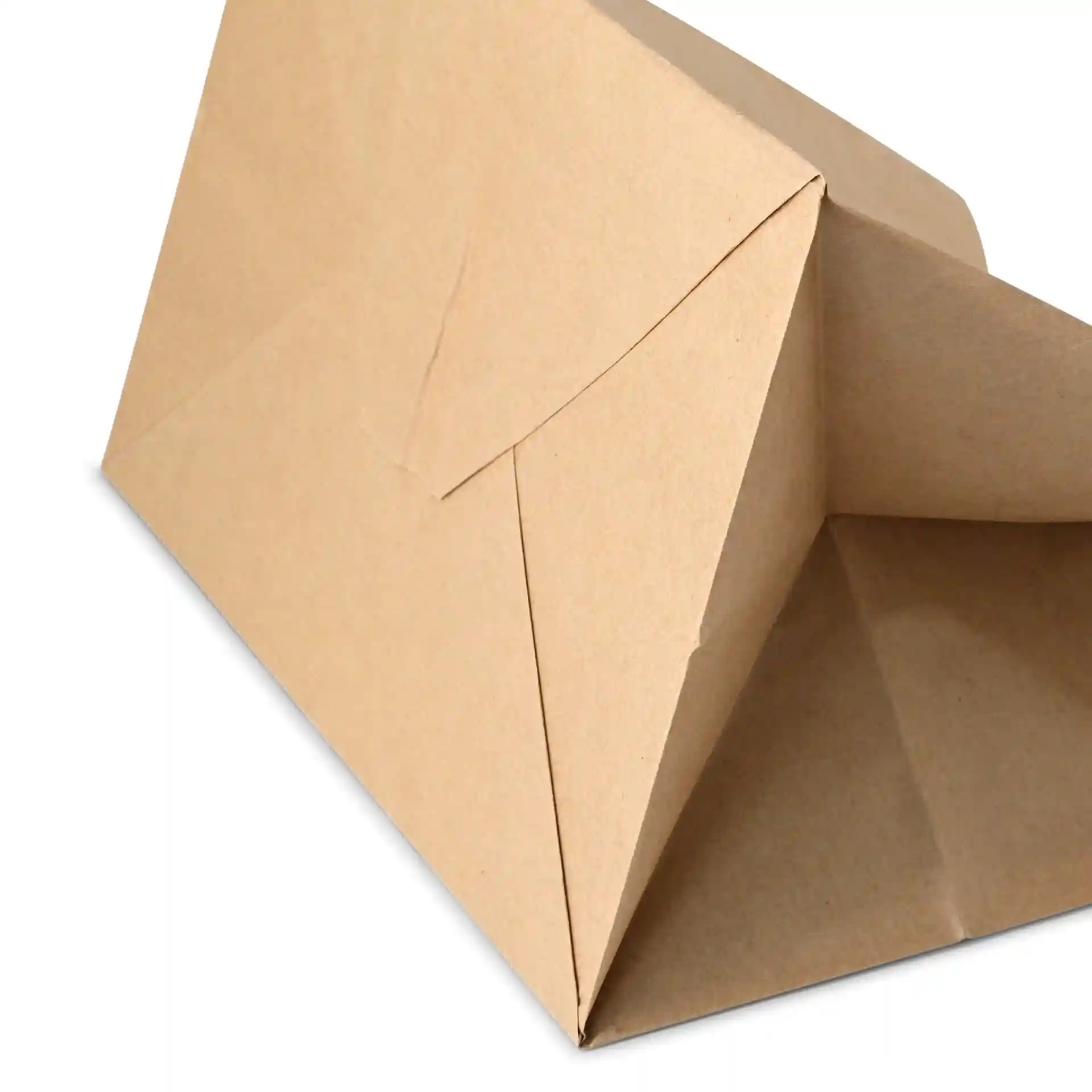 Bruine recycling papieren draagtas met een driehoekige vouw en zonder coating, 32 x 21 x 27 cm.