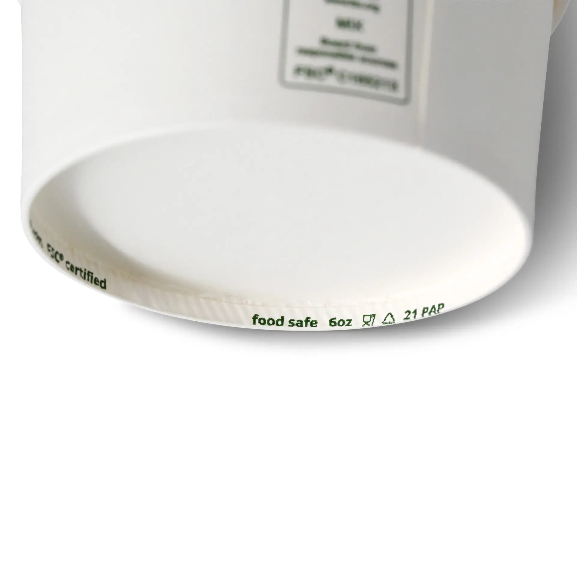 Witte papieren ijsbekers met een diameter van 92 mm en een hoogte van 48 mm, met markeringen op de bodem.